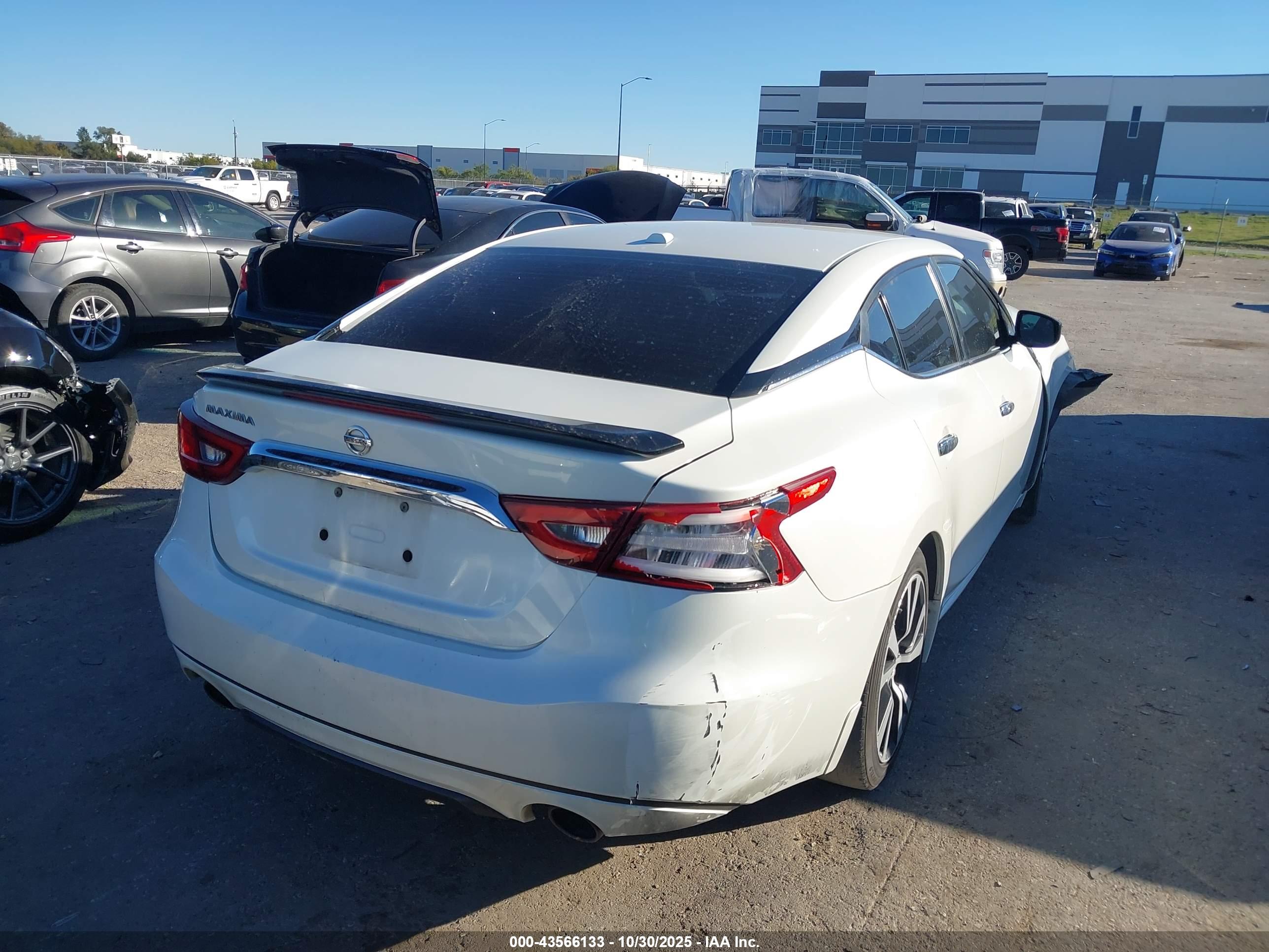 NISSAN MAXIMA image 4