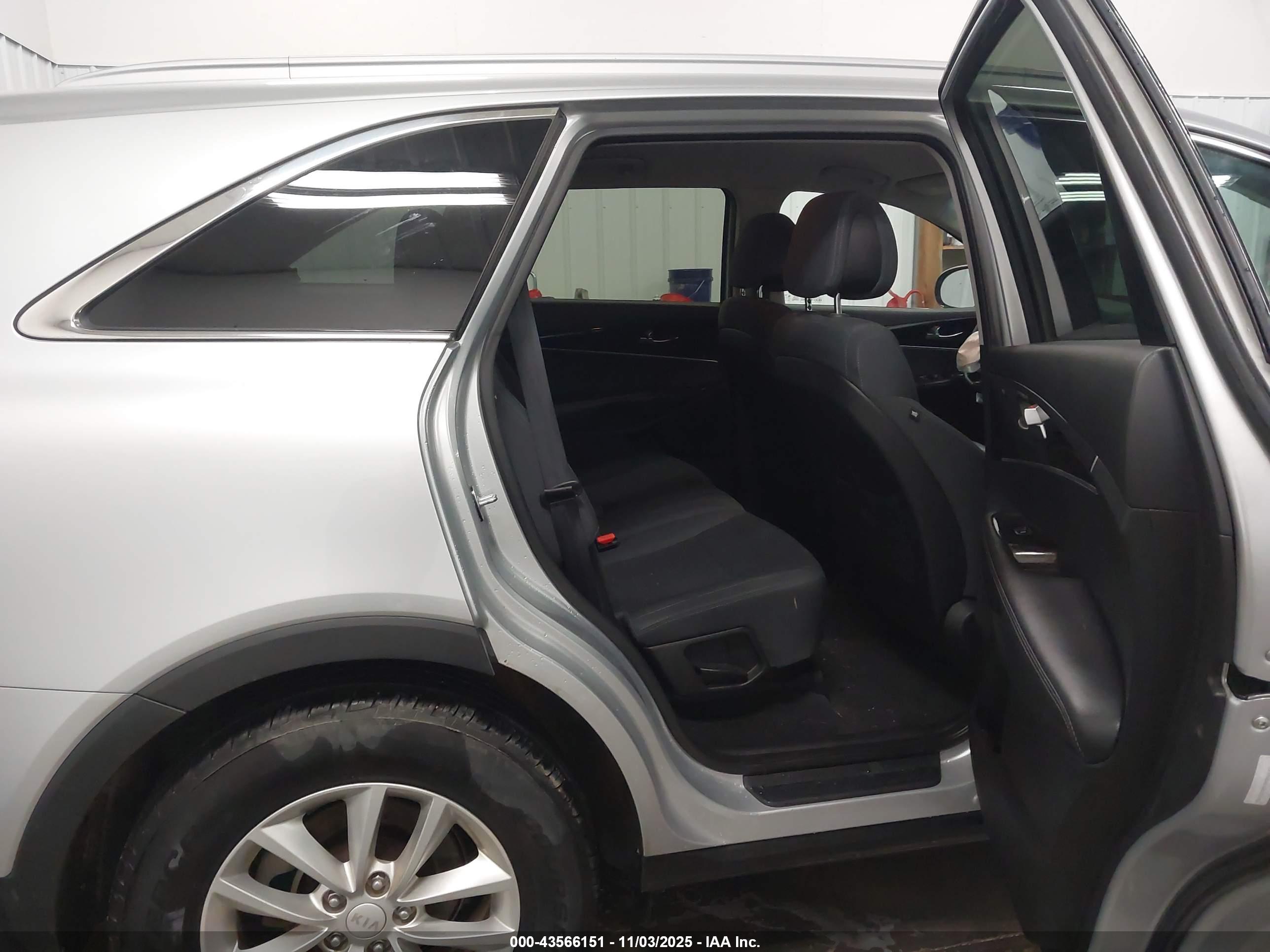 KIA SORENTO image 8