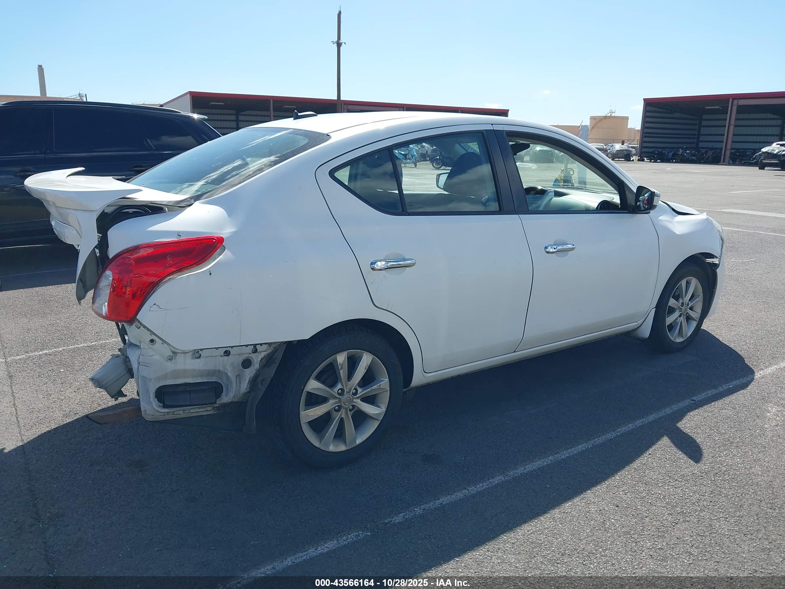 NISSAN VERSA image 4