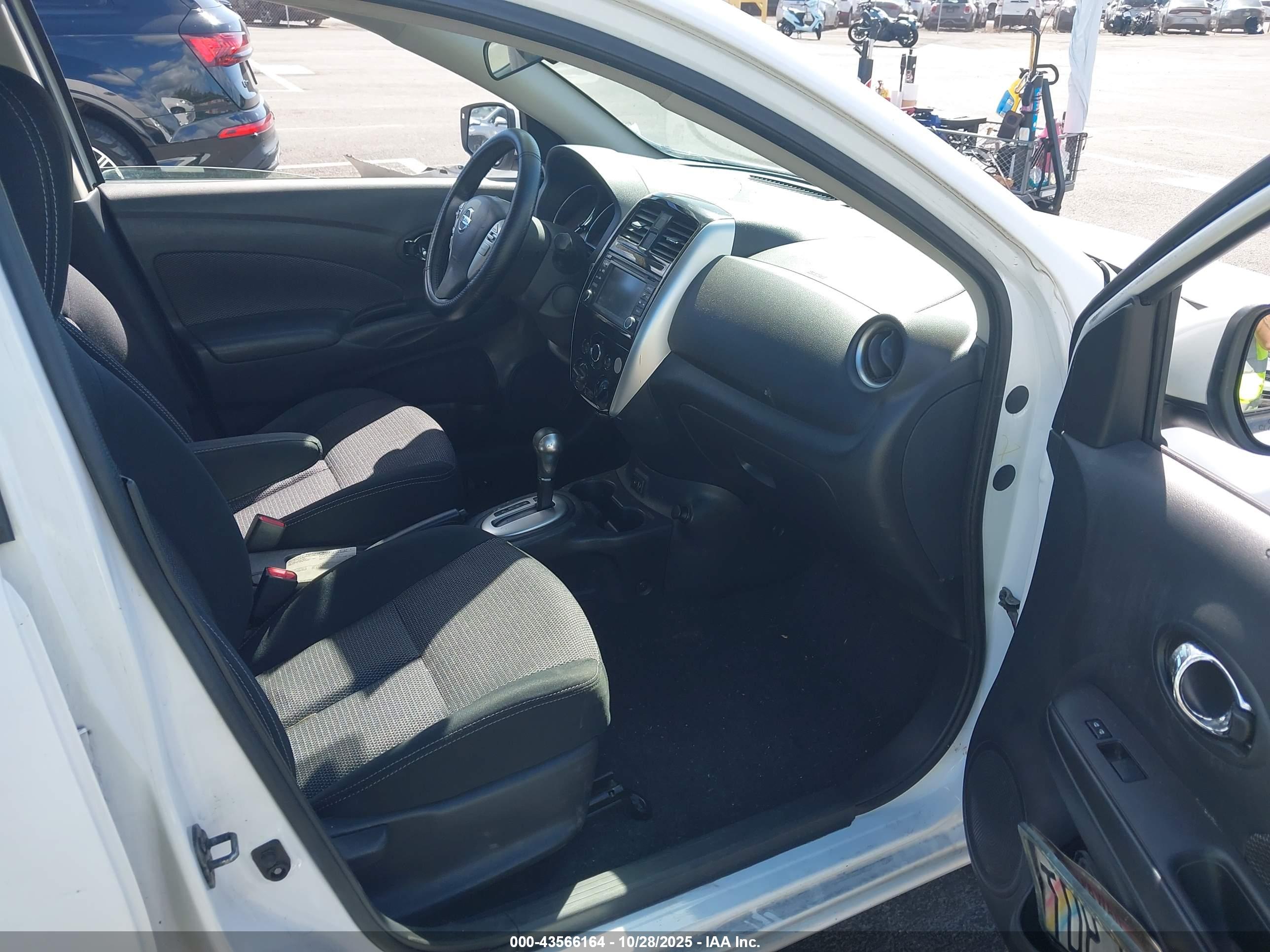 NISSAN VERSA image 5