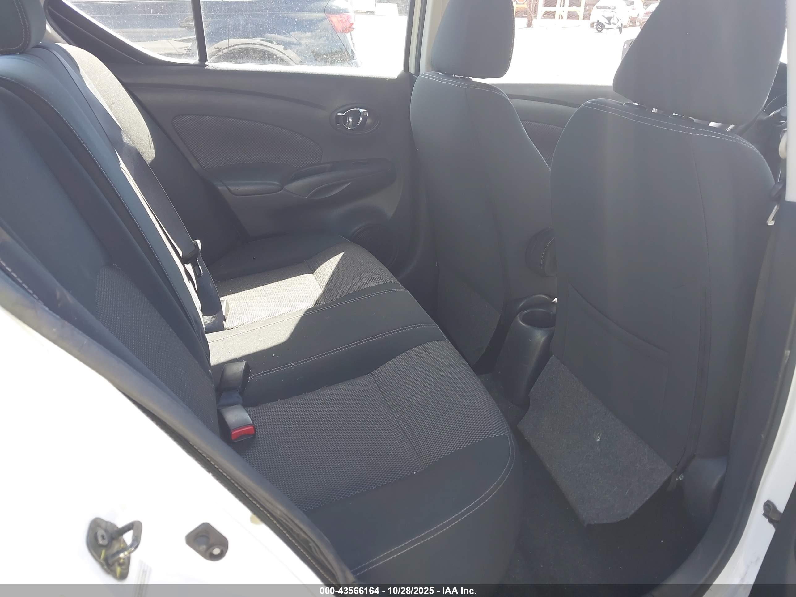 NISSAN VERSA image 8