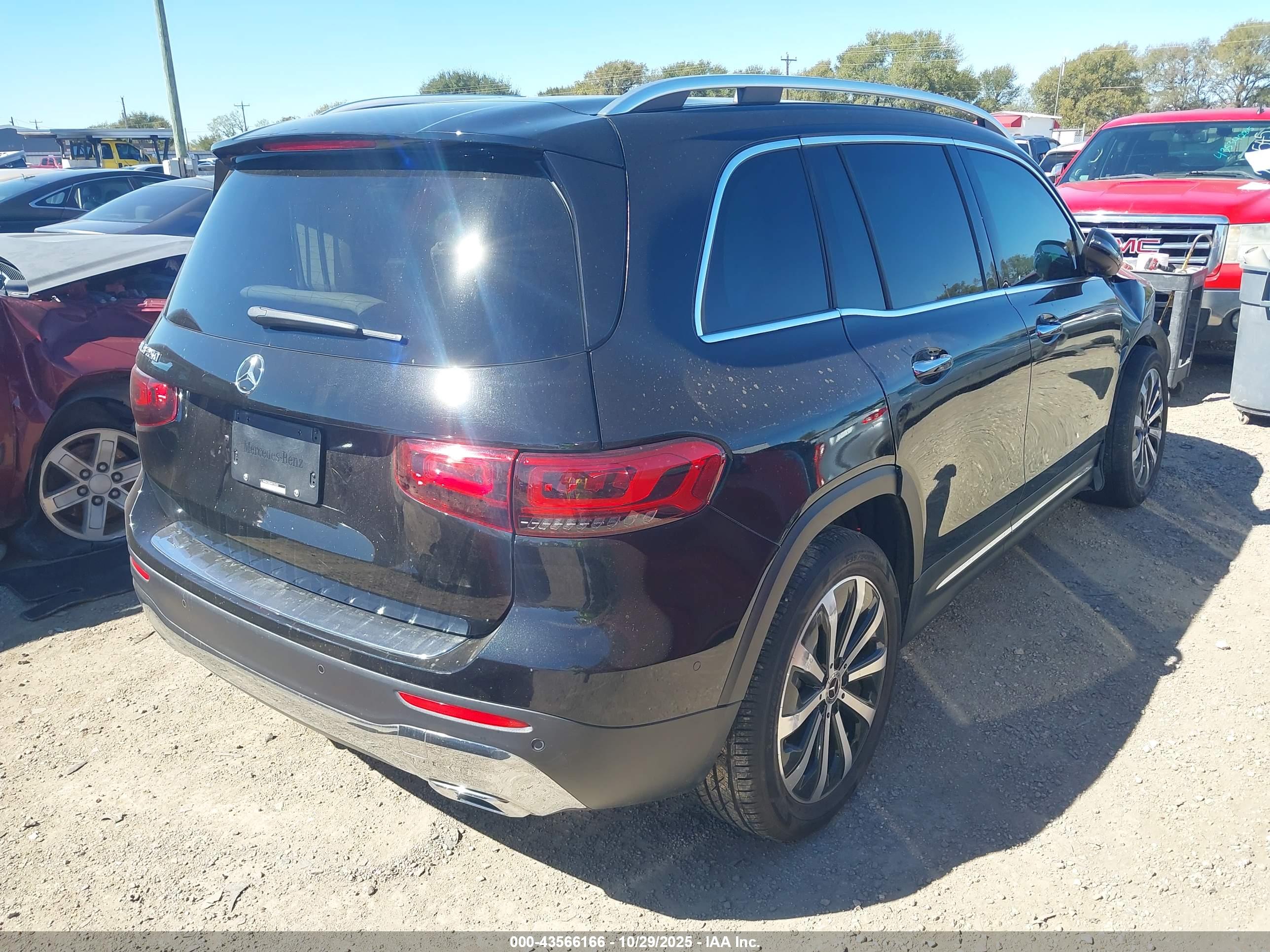 MERCEDES-BENZ GLB image 4