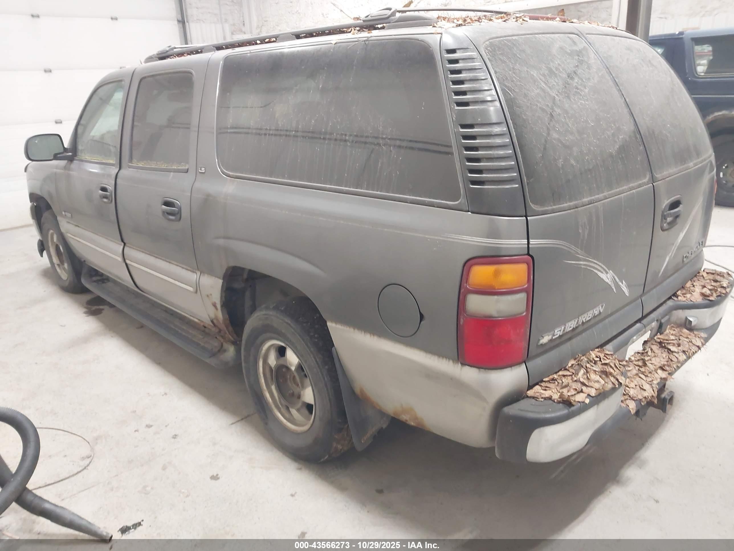 CHEVROLET SUBURBAN image 3