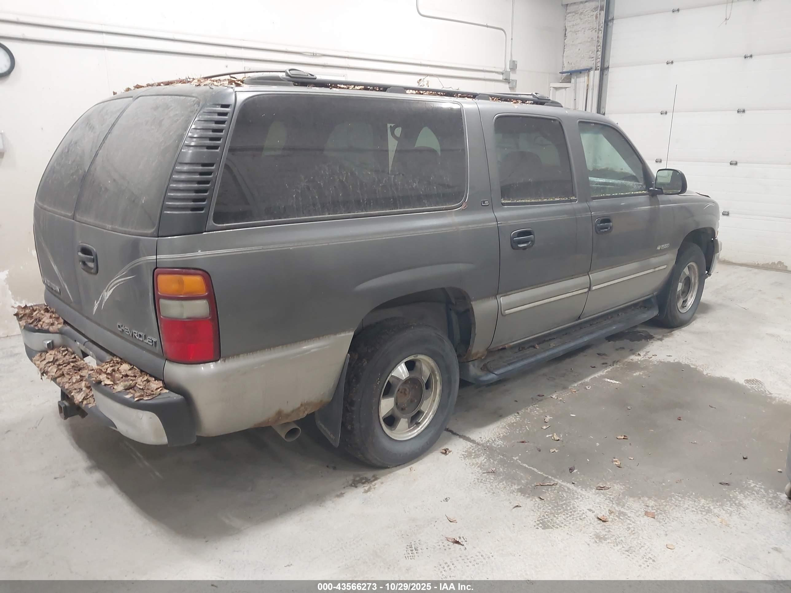 CHEVROLET SUBURBAN image 4