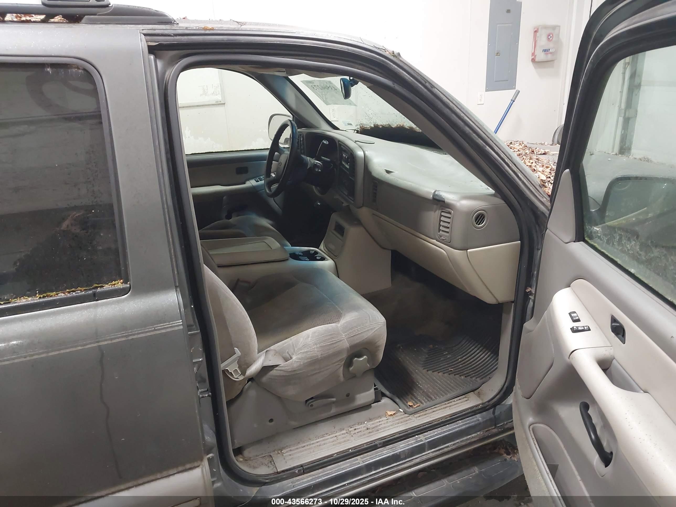 CHEVROLET SUBURBAN image 5