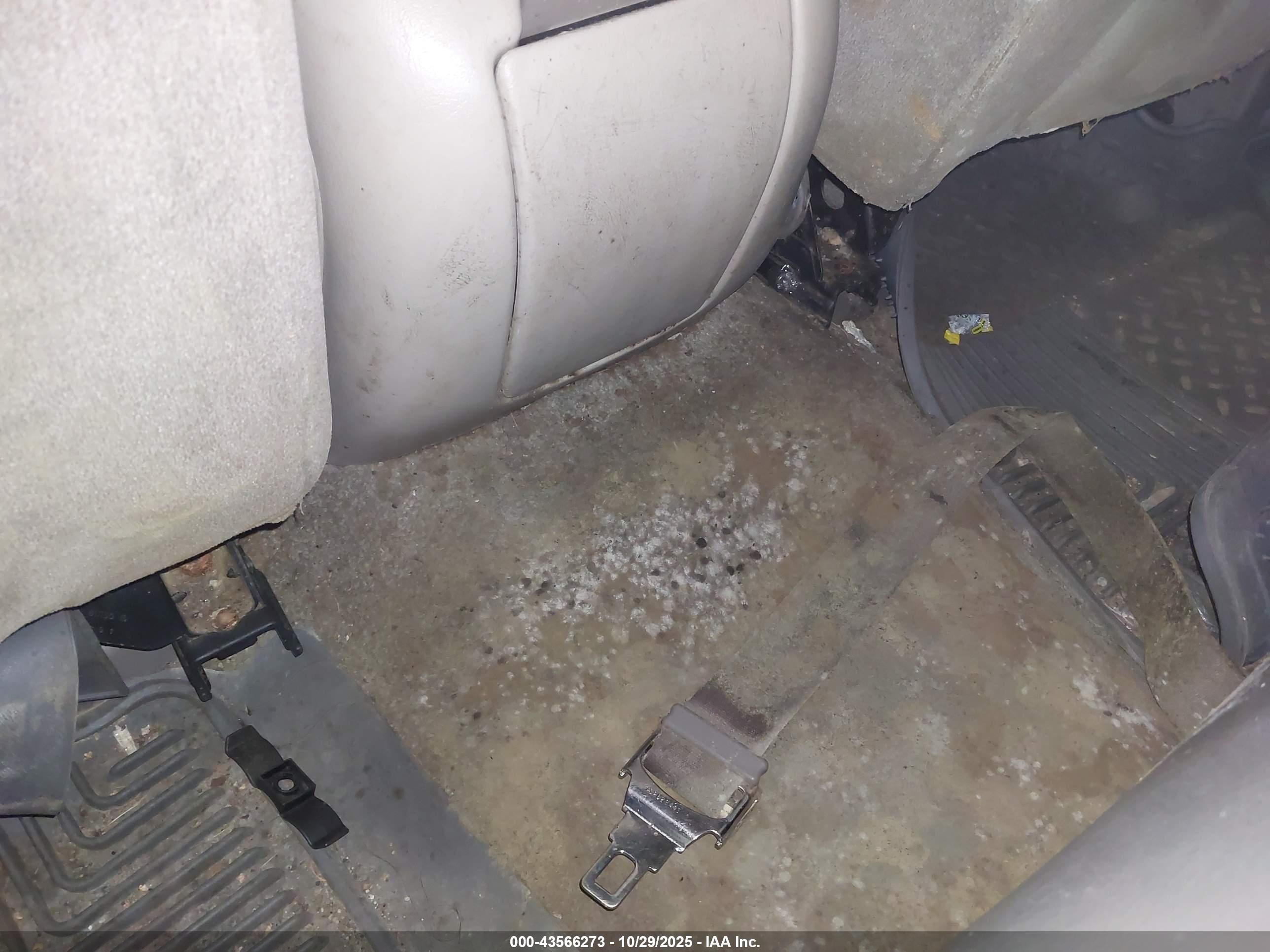 CHEVROLET SUBURBAN image 6