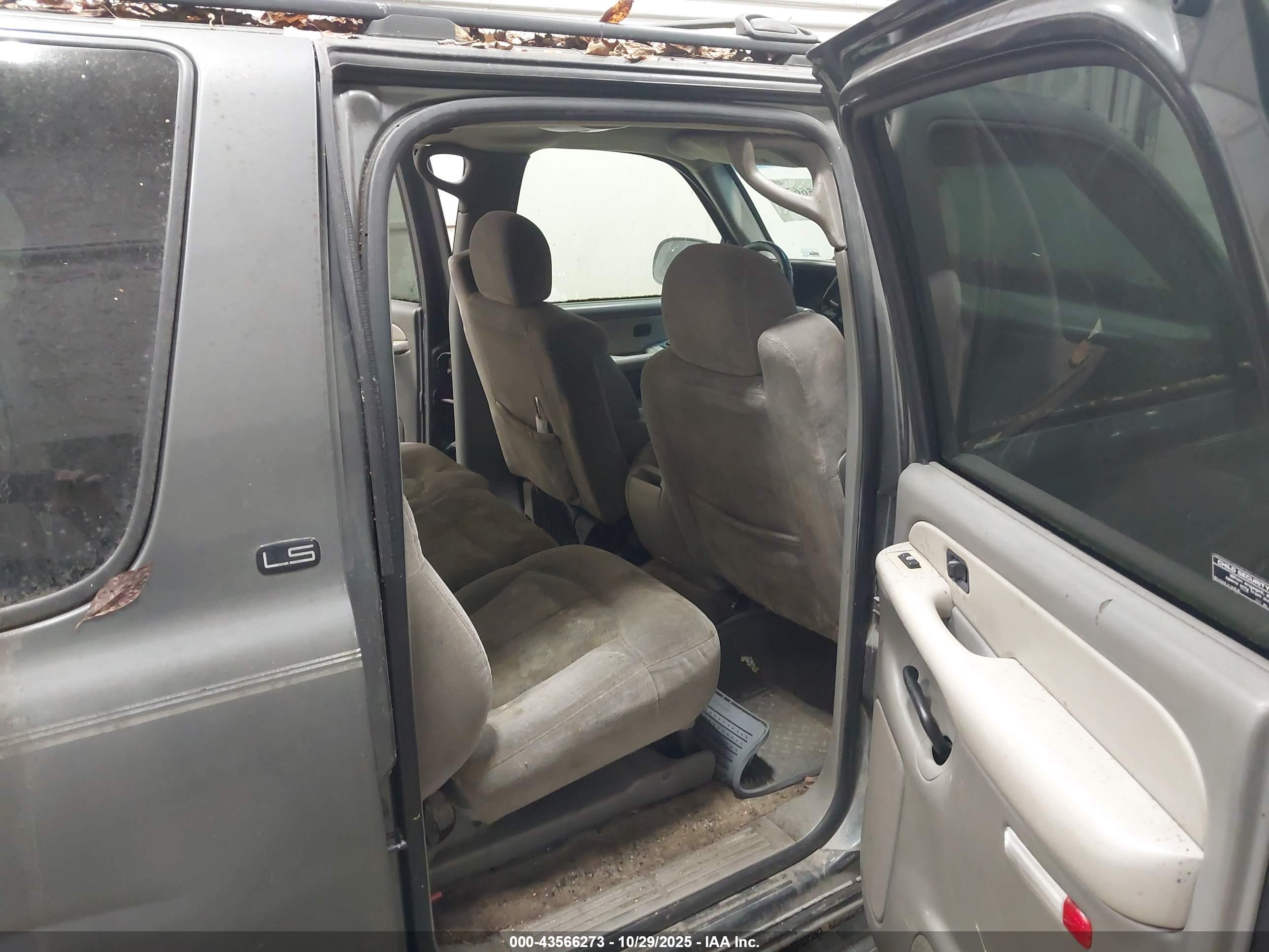 CHEVROLET SUBURBAN image 8