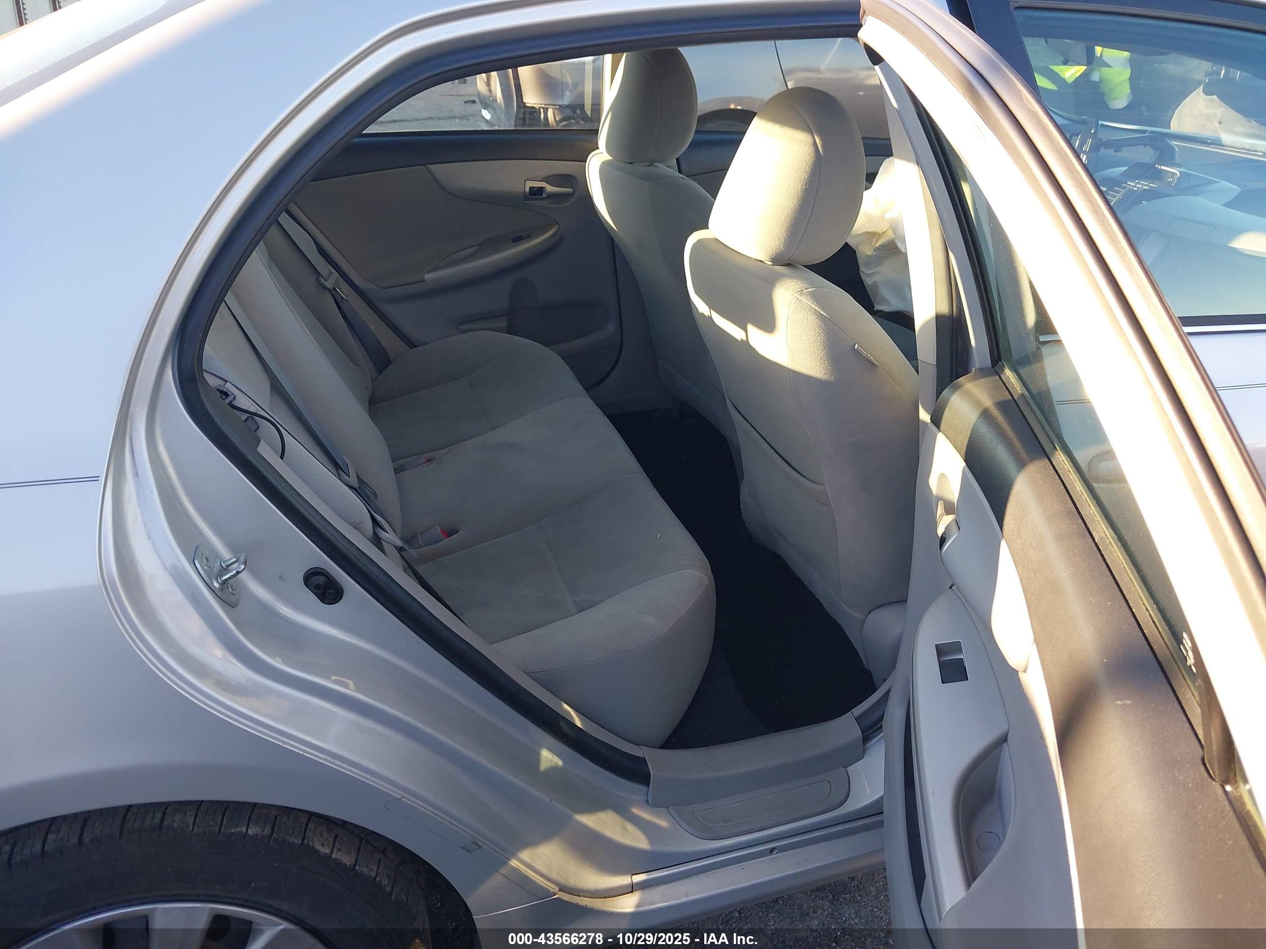 TOYOTA COROLLA image 8