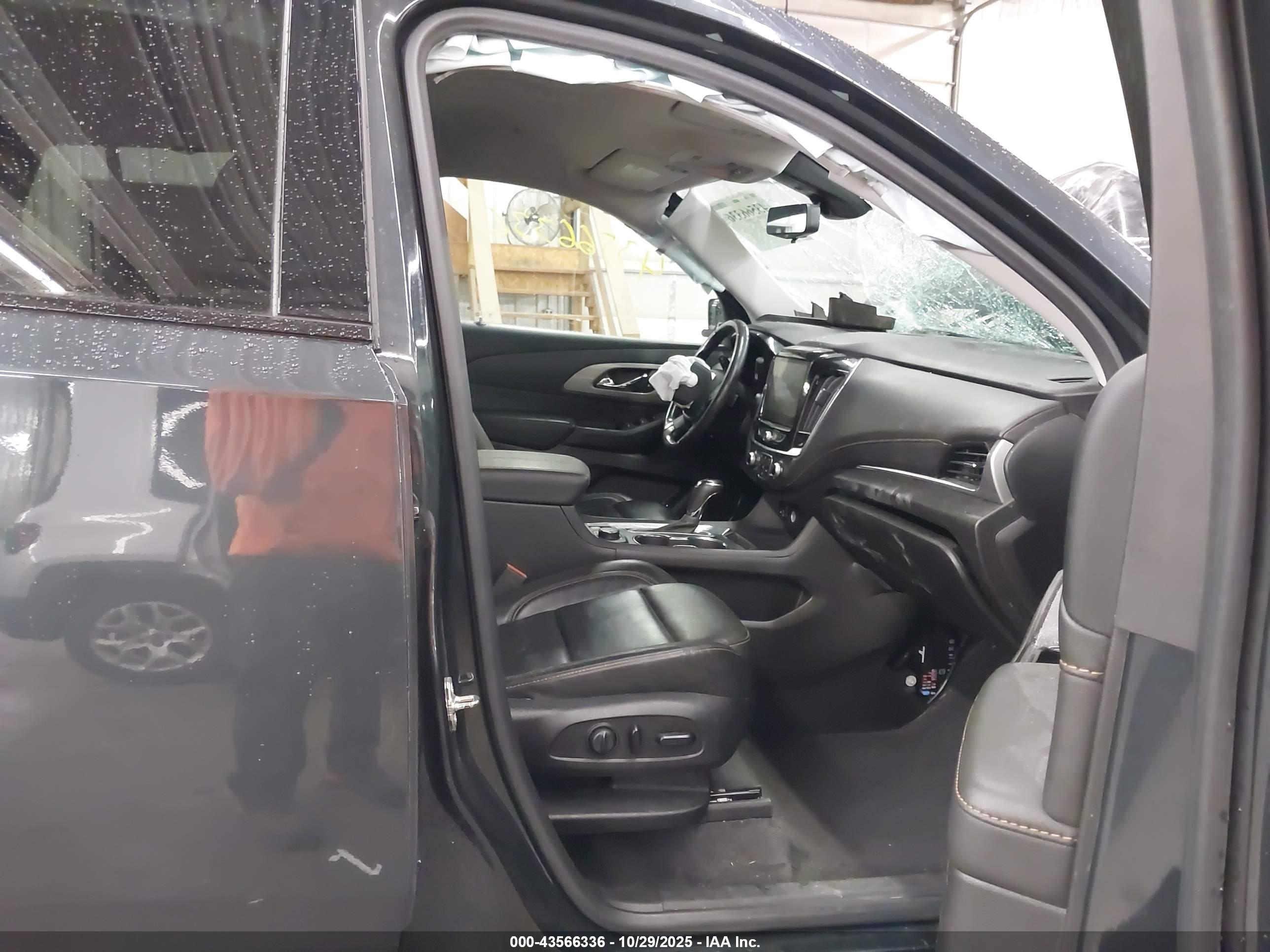 CHEVROLET TRAVERSE image 5