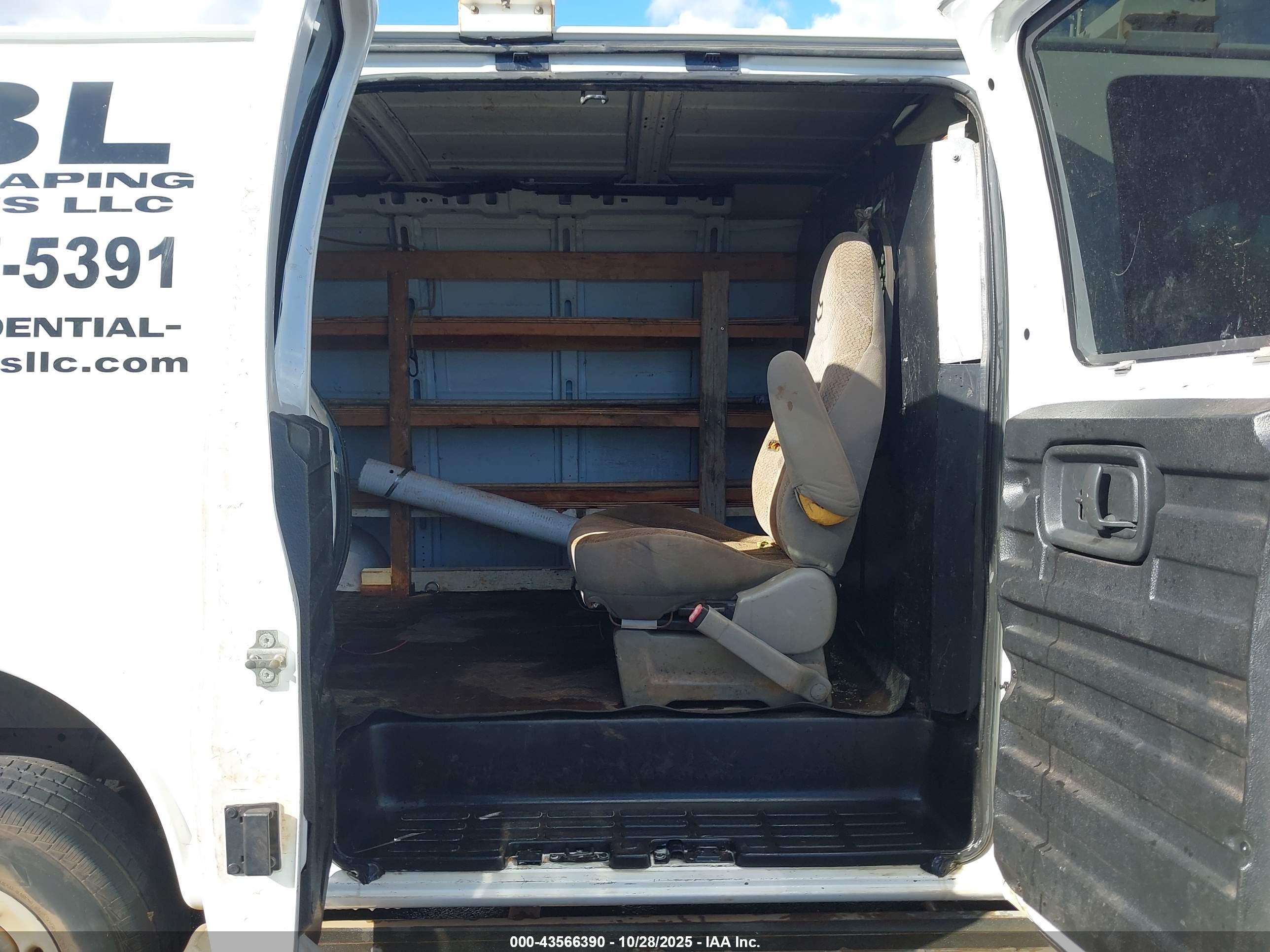 CHEVROLET EXPRESS image 8