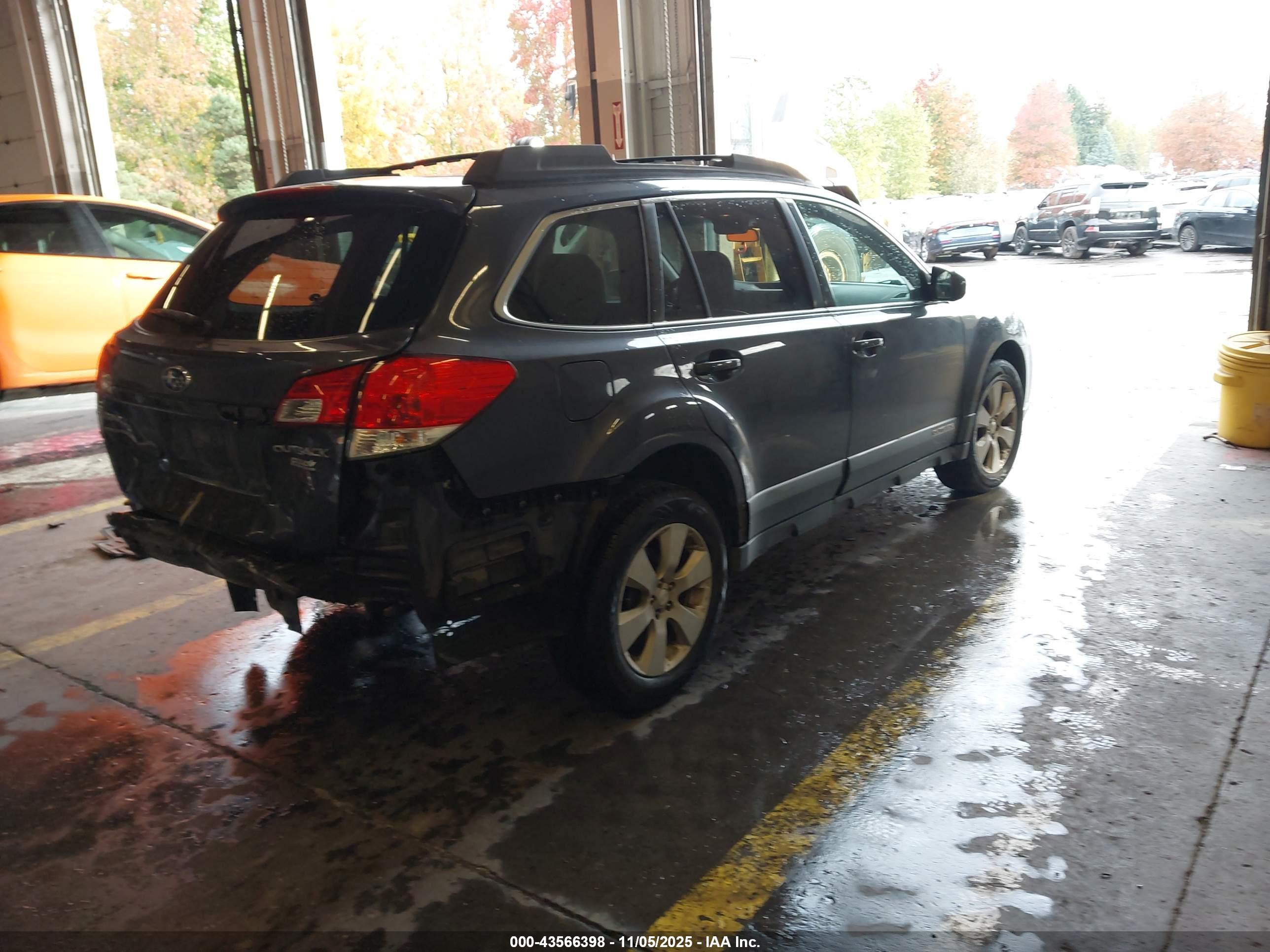 SUBARU OUTBACK image 4