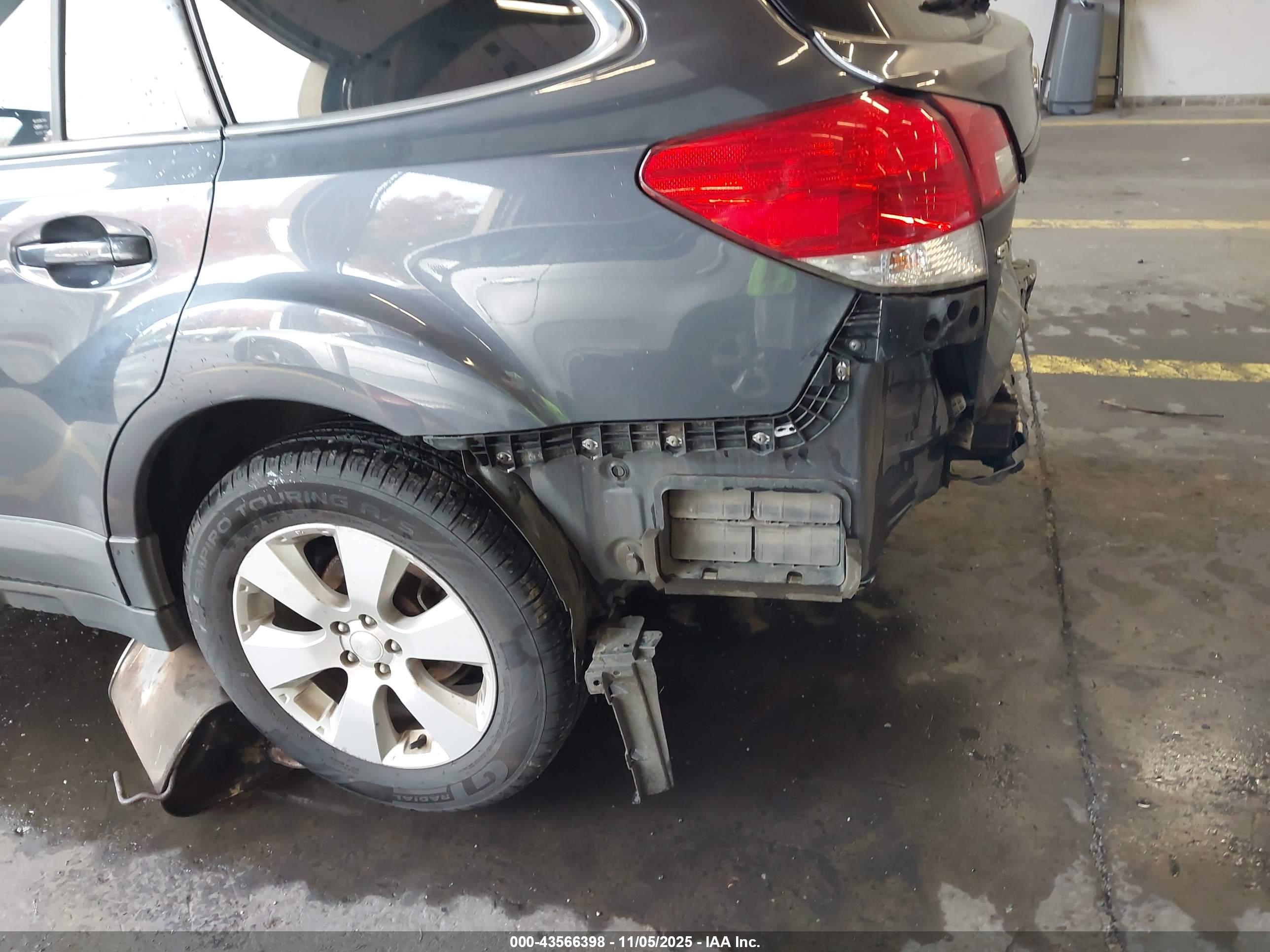 SUBARU OUTBACK image 6