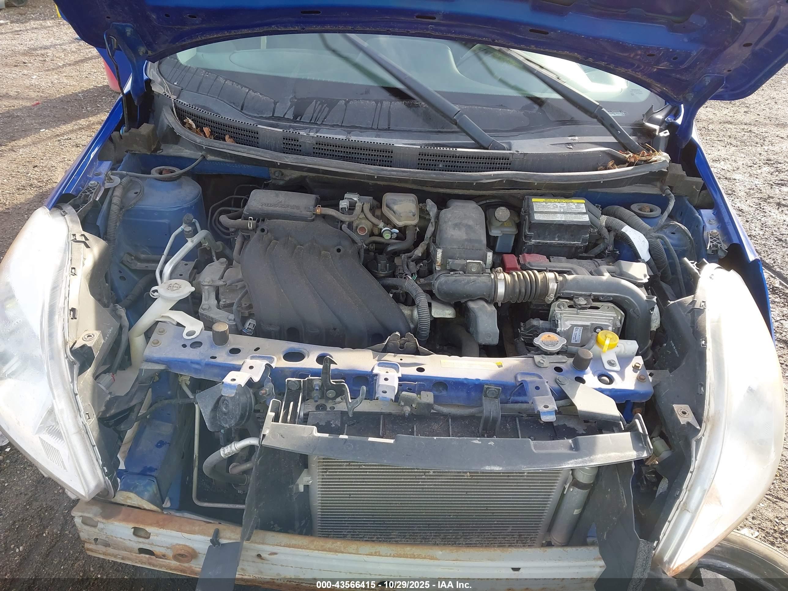 NISSAN VERSA image 10