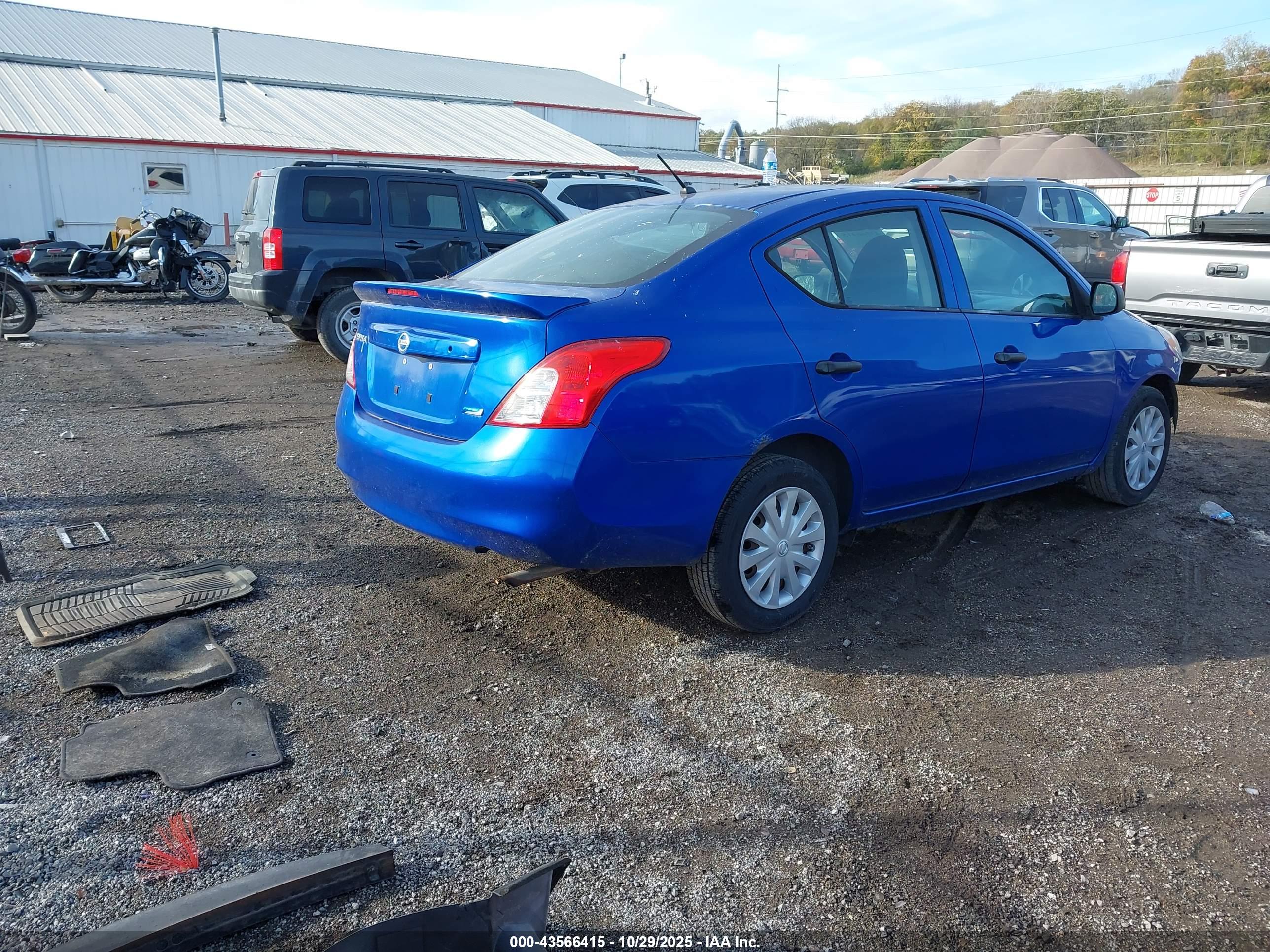 NISSAN VERSA image 4