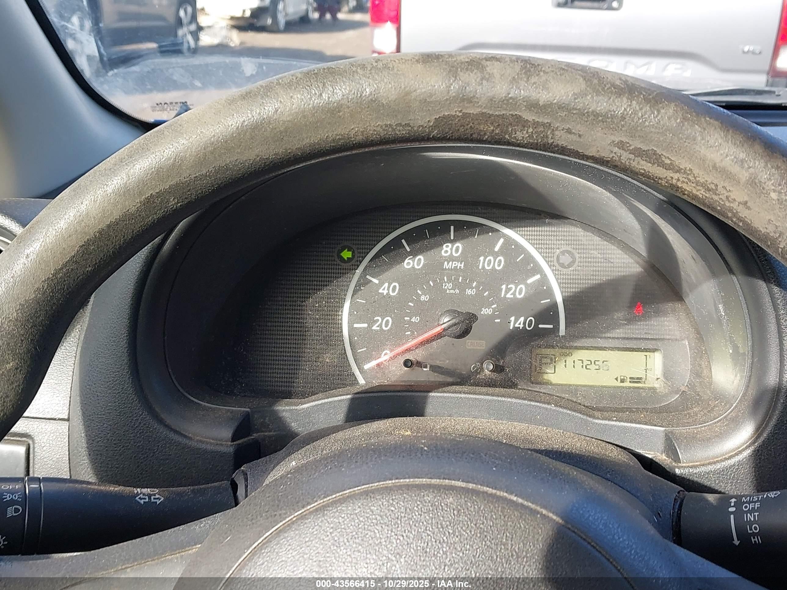 NISSAN VERSA image 7
