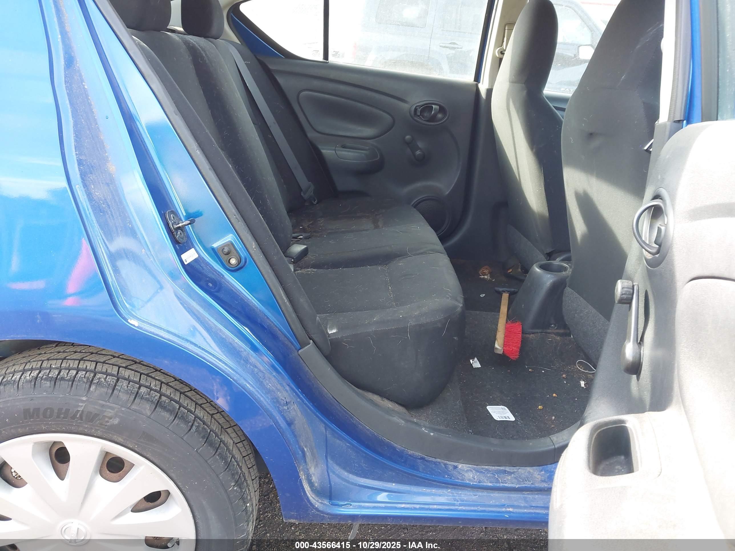 NISSAN VERSA image 8