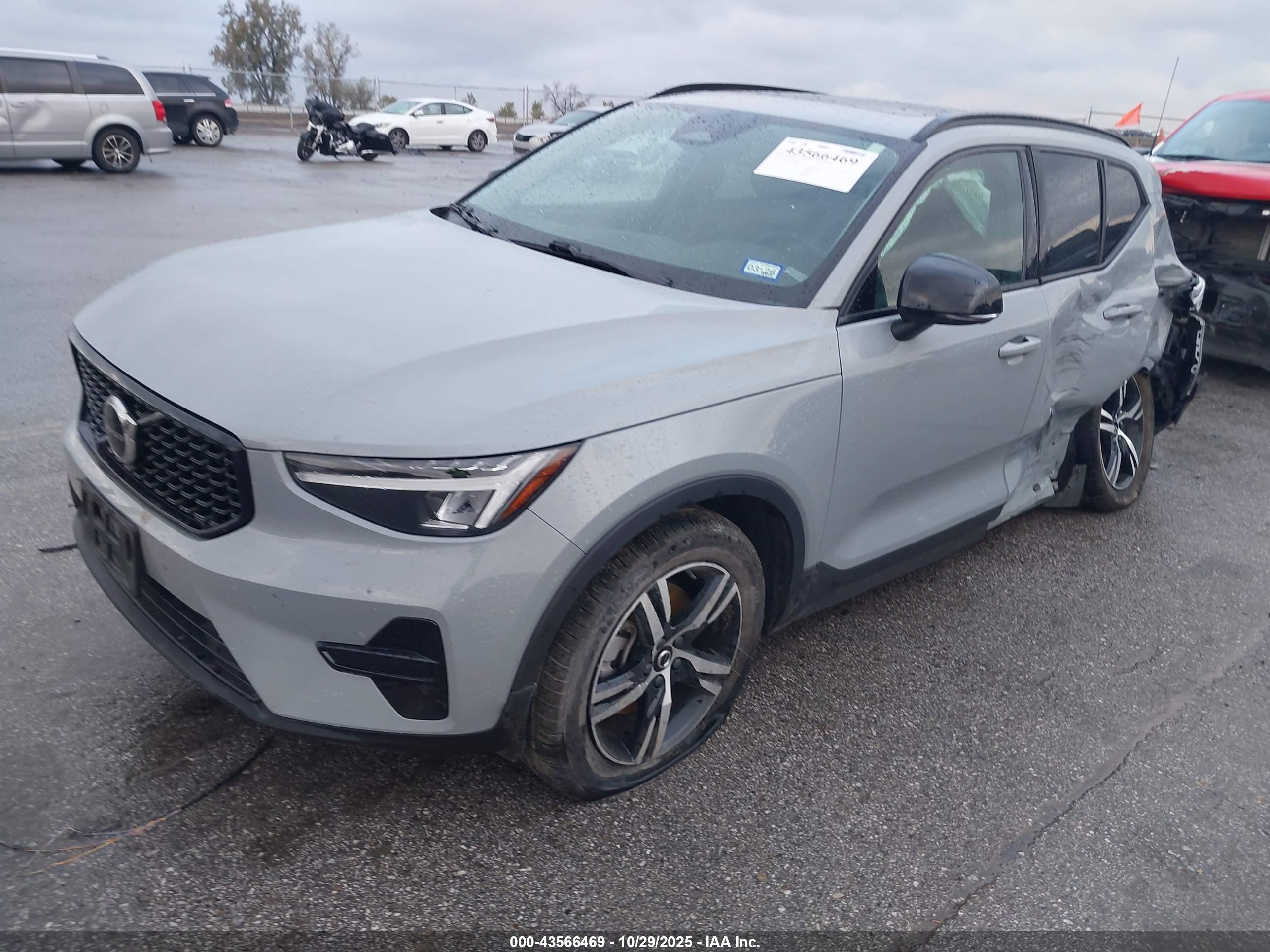 VOLVO XC40 image 2