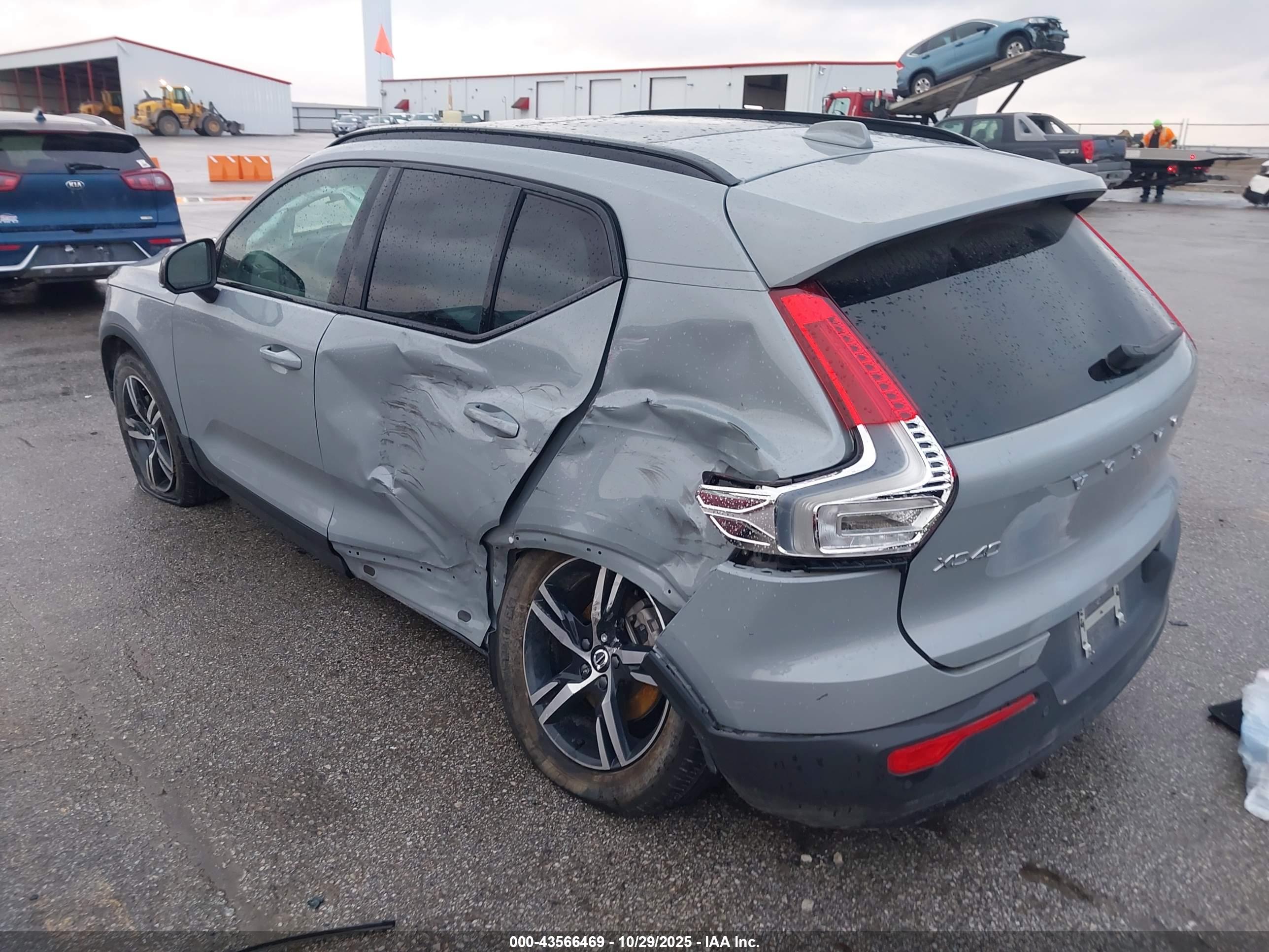VOLVO XC40 image 3