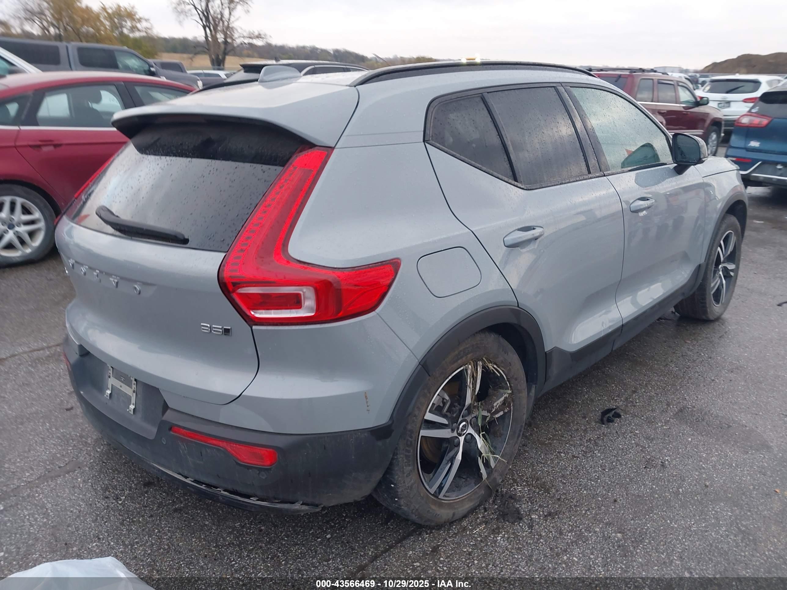 VOLVO XC40 image 4