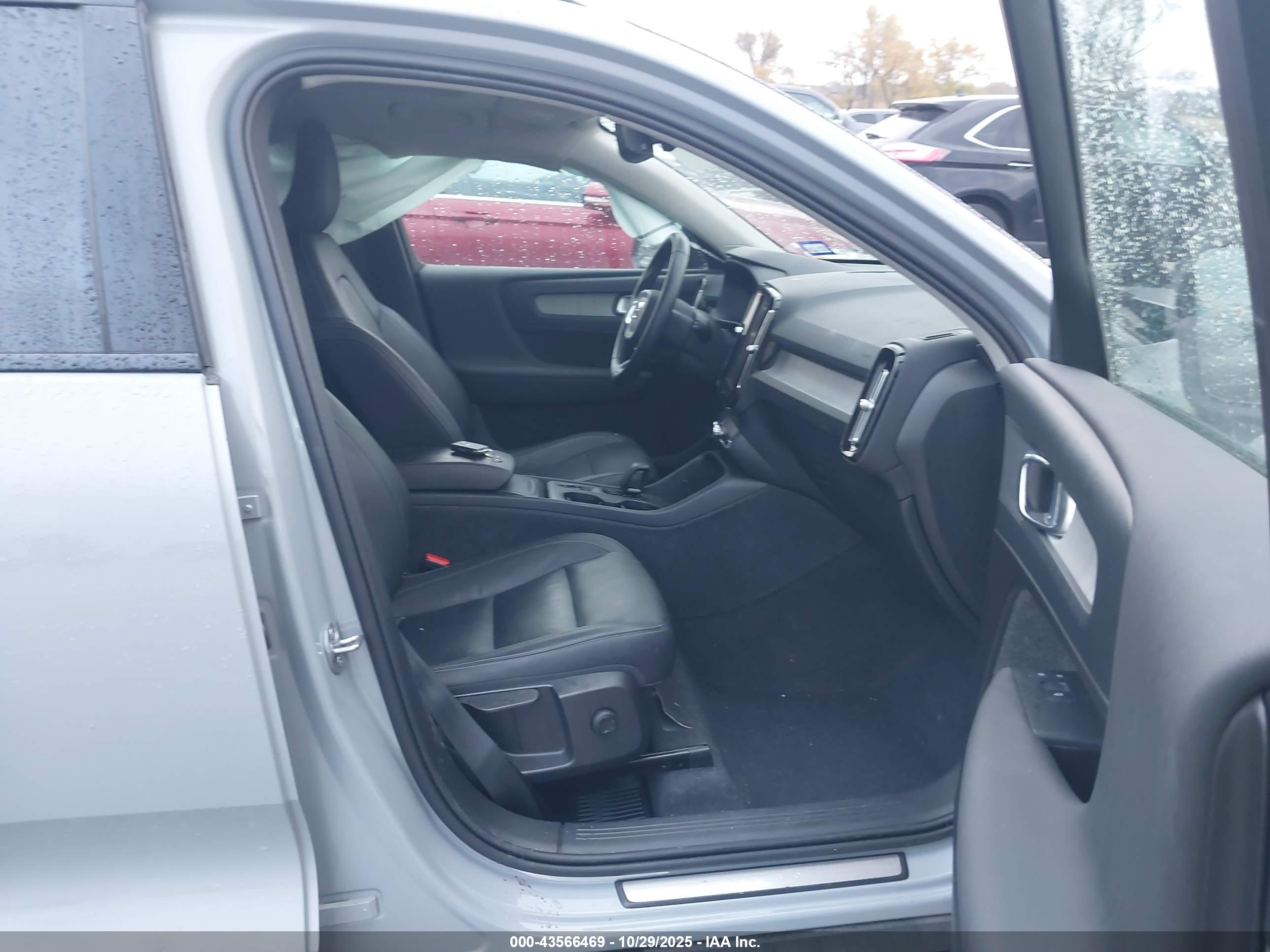 VOLVO XC40 image 5