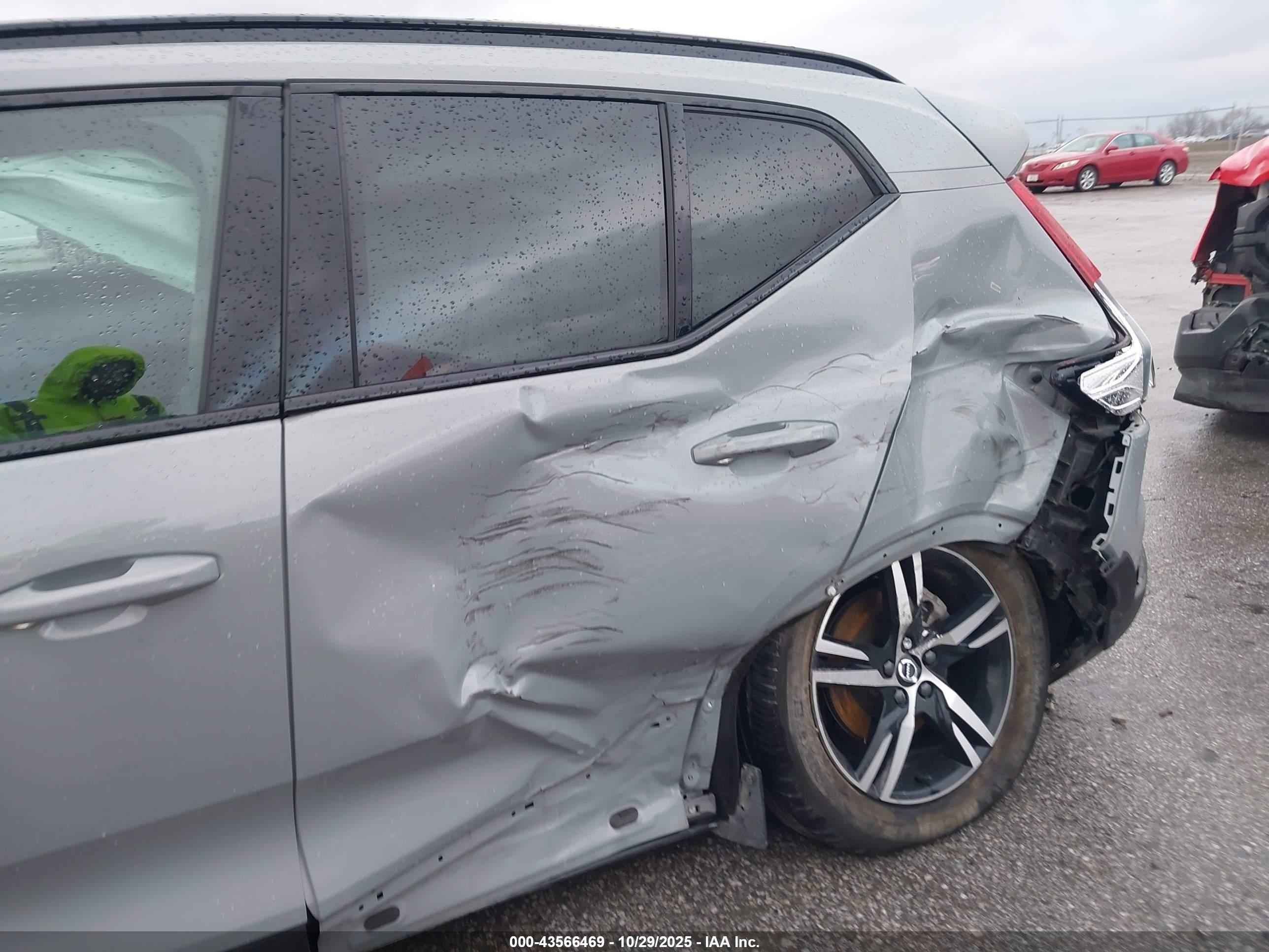 VOLVO XC40 image 6