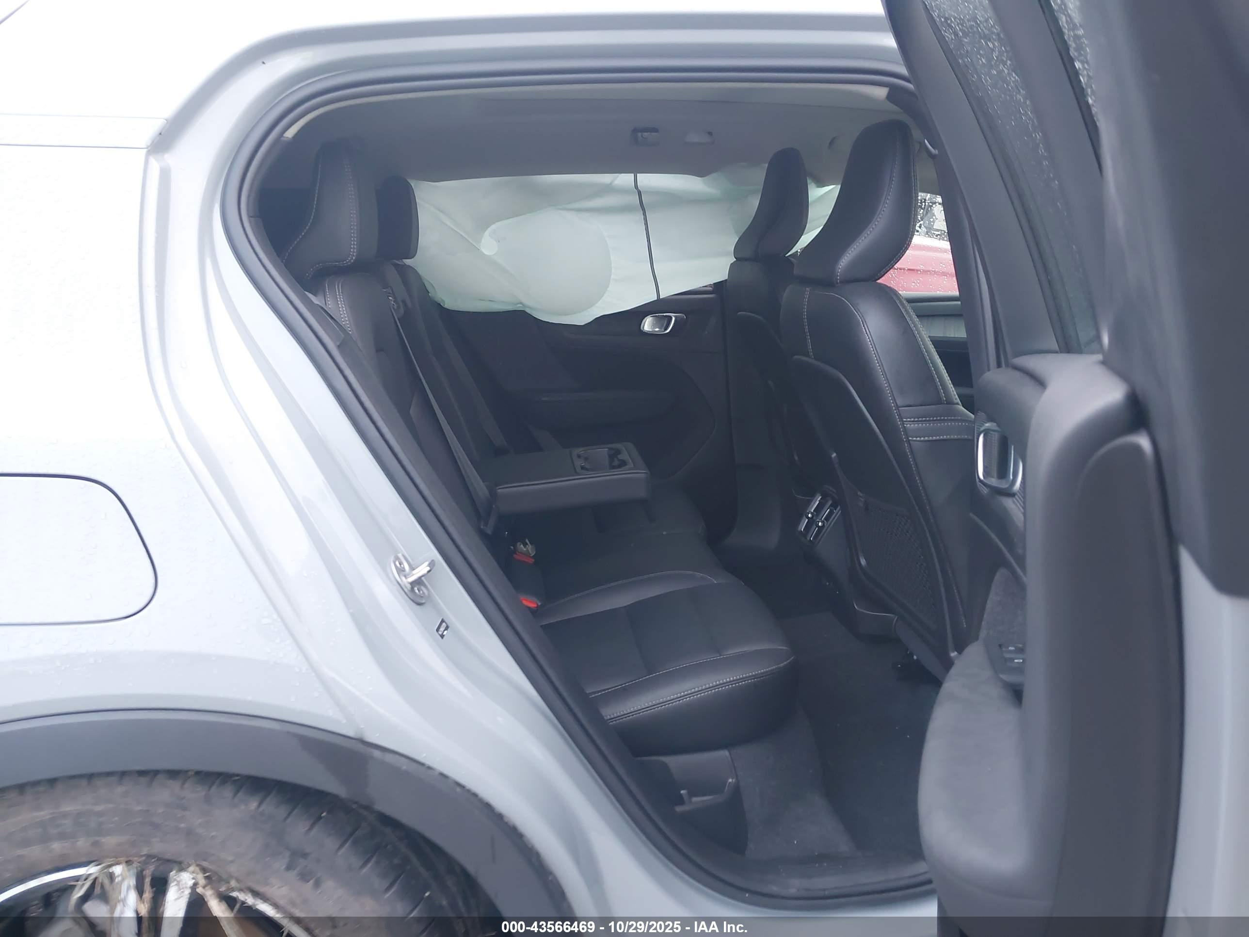 VOLVO XC40 image 8