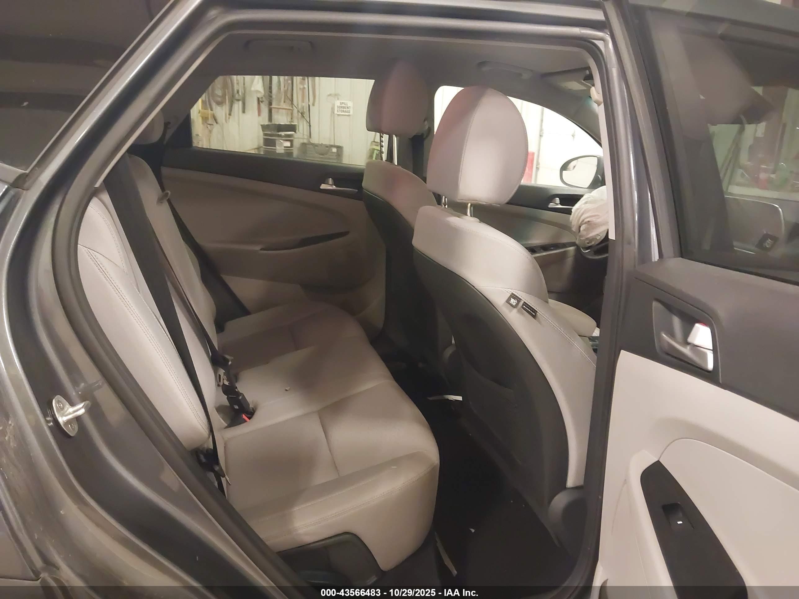 HYUNDAI TUCSON image 8