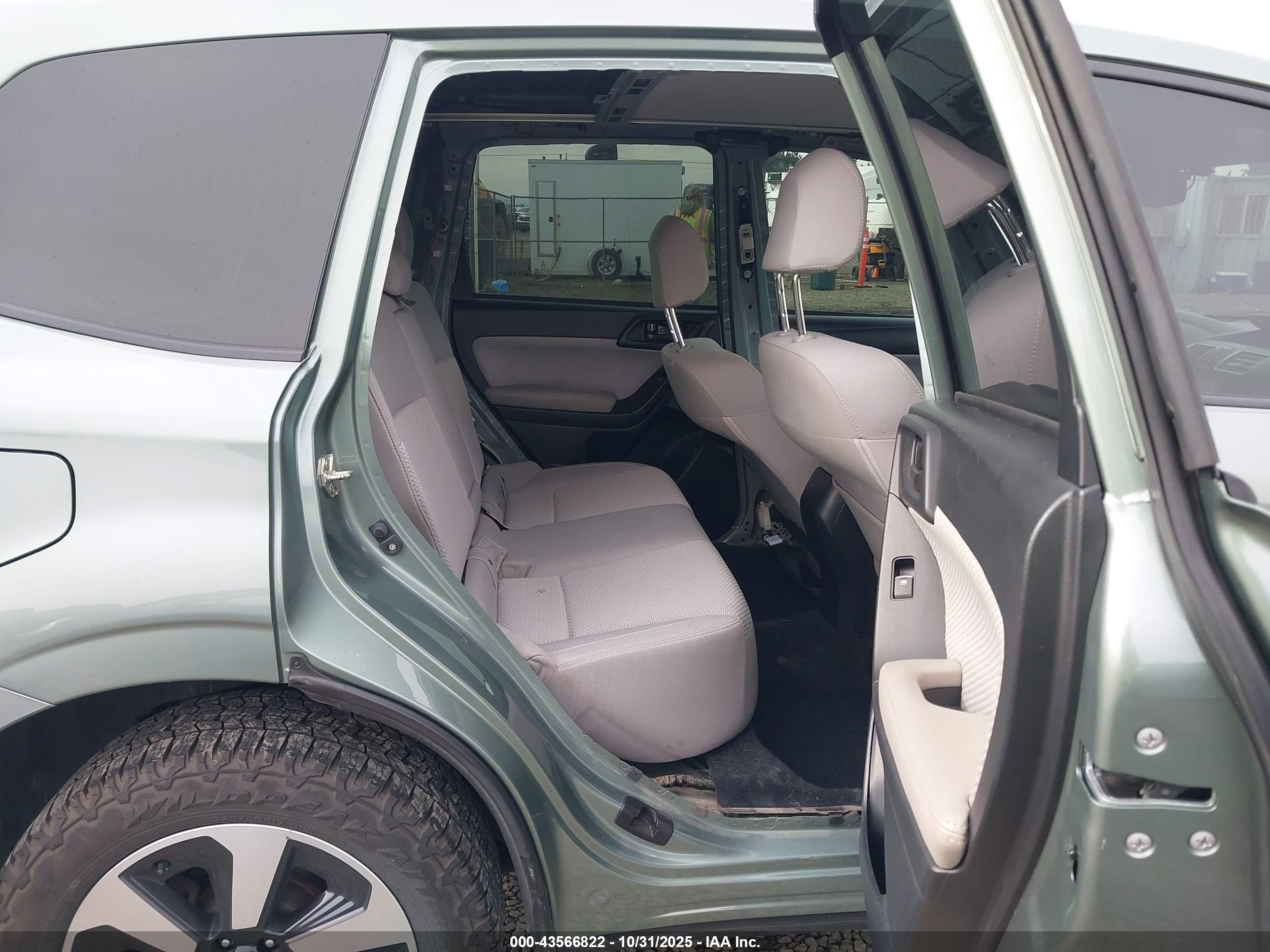 SUBARU FORESTER image 8