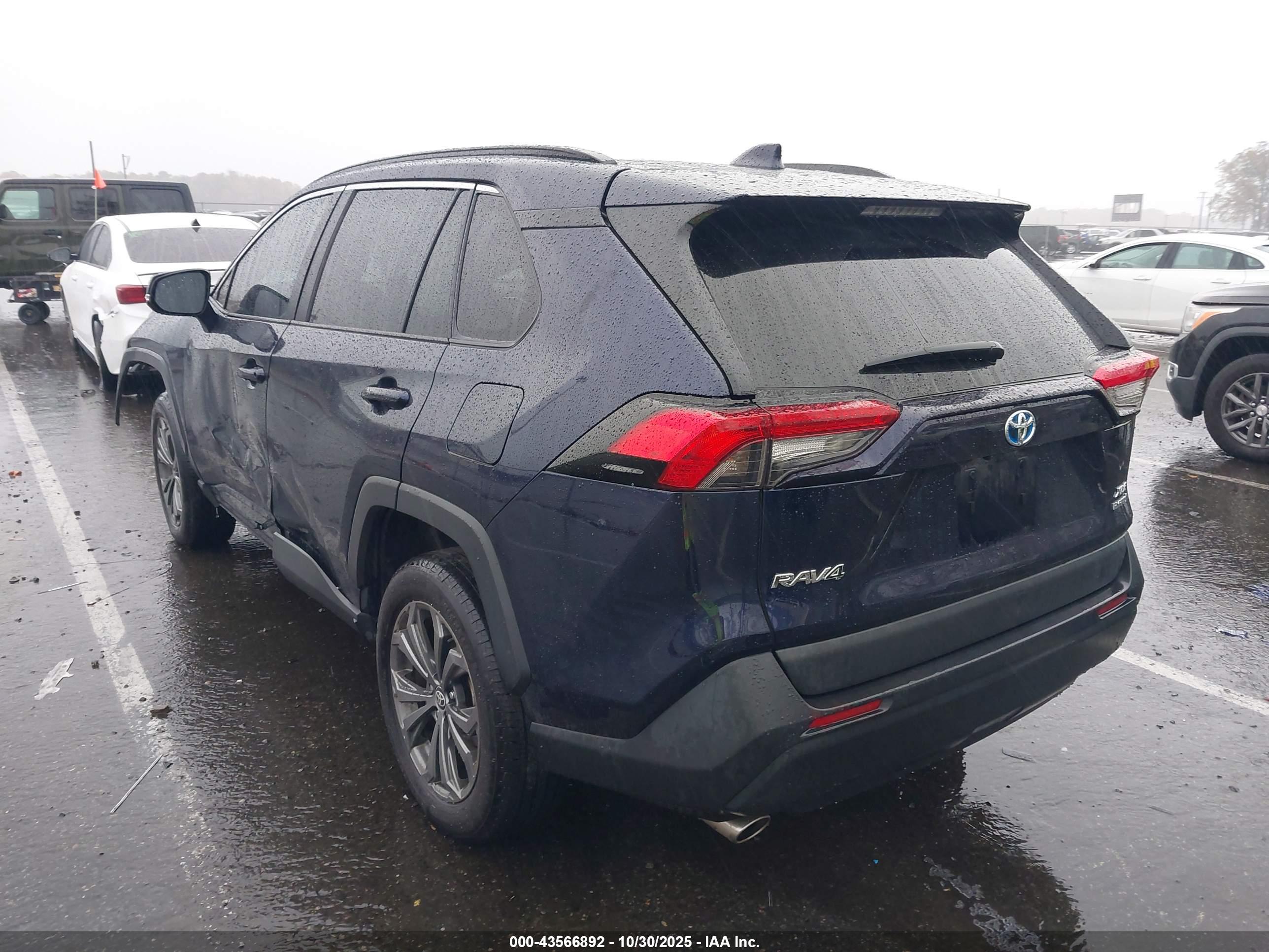 TOYOTA RAV4 image 3