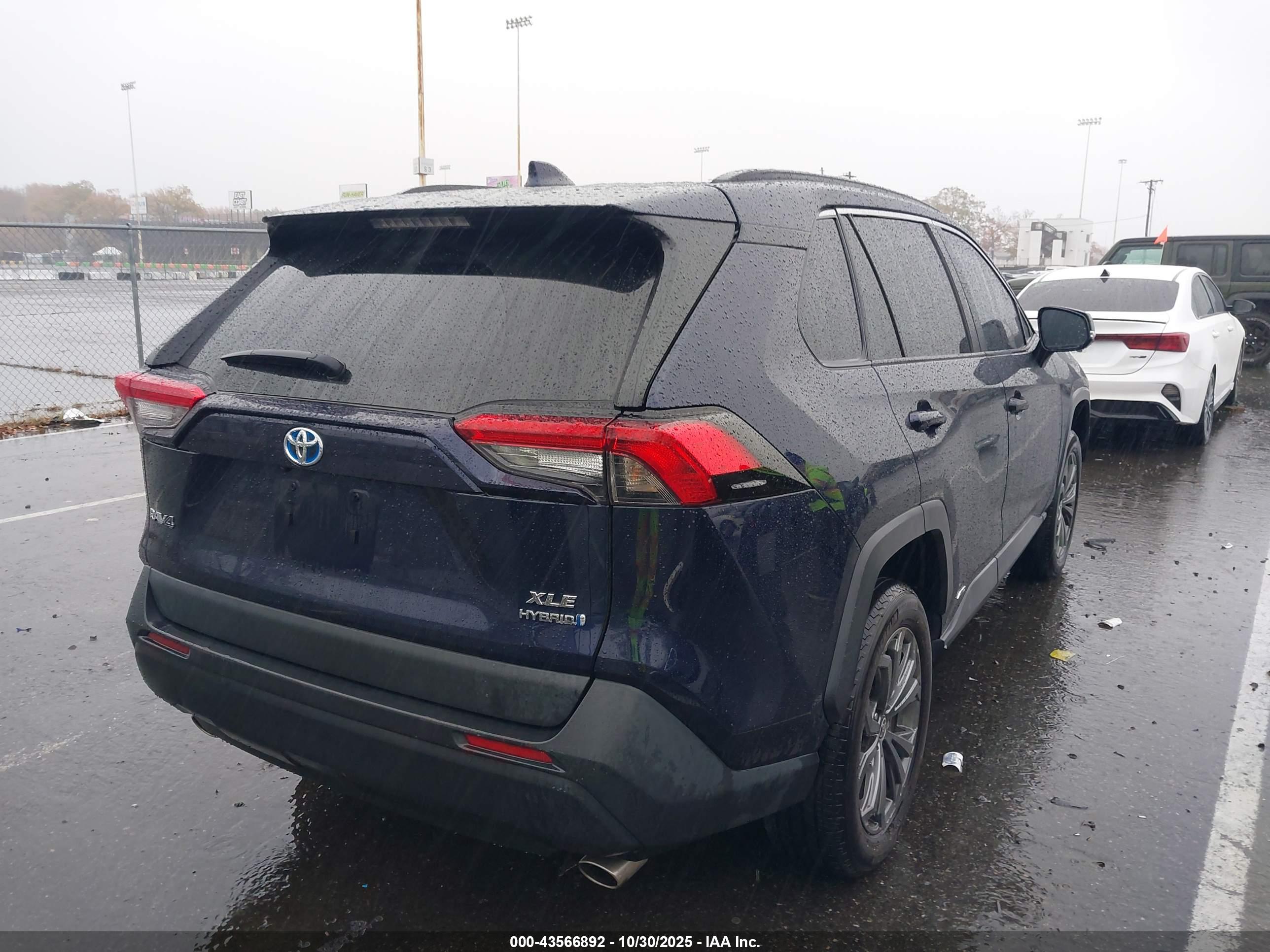 TOYOTA RAV4 image 4