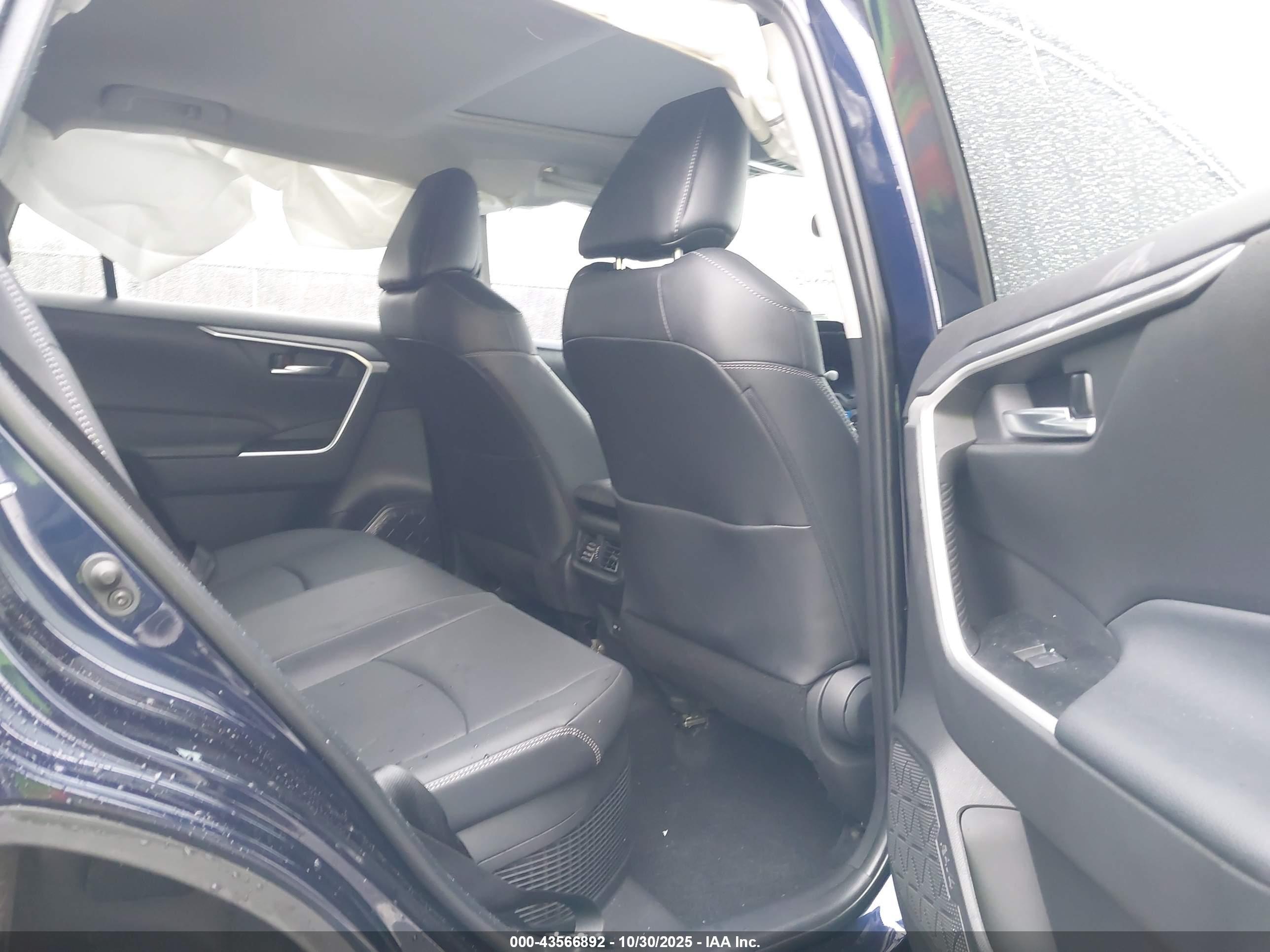 TOYOTA RAV4 image 8