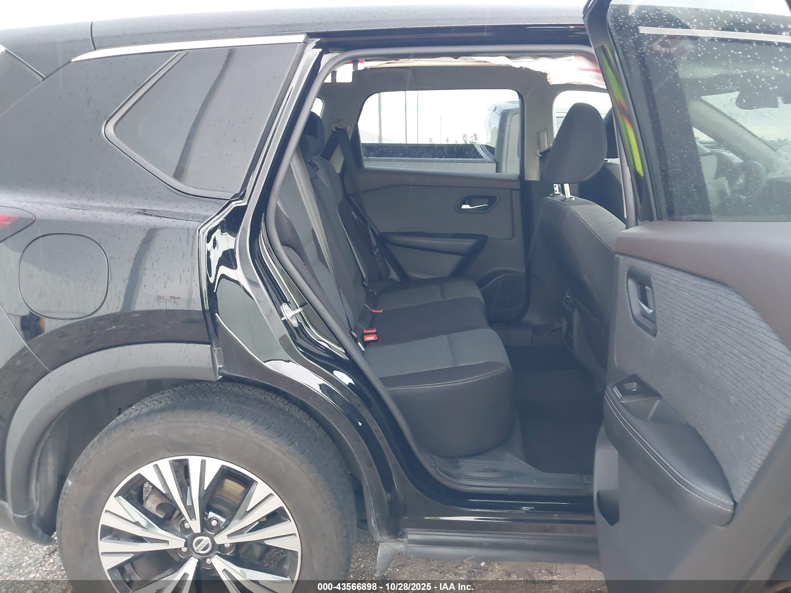 NISSAN ROGUE image 8