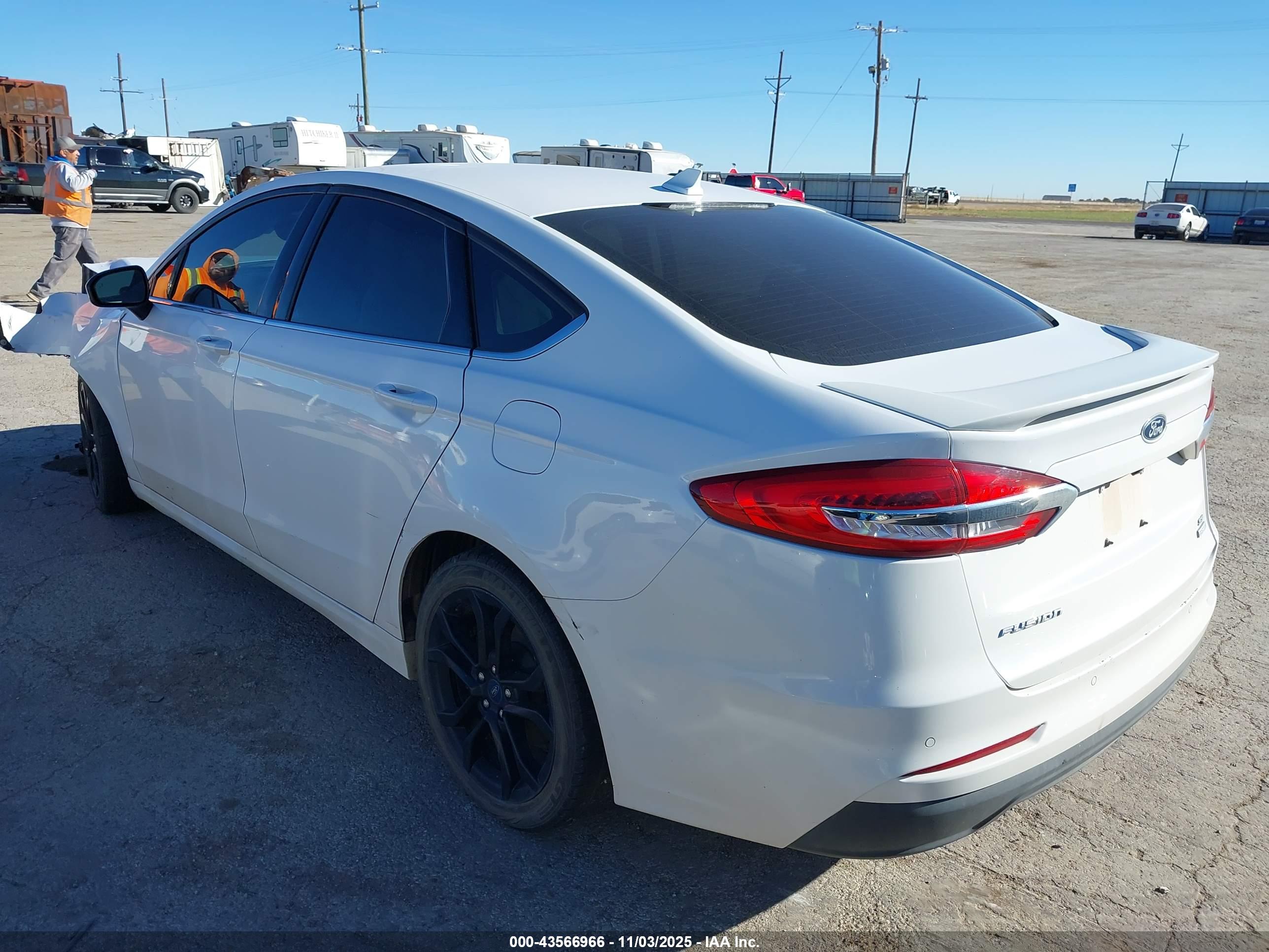 FORD FUSION image 3