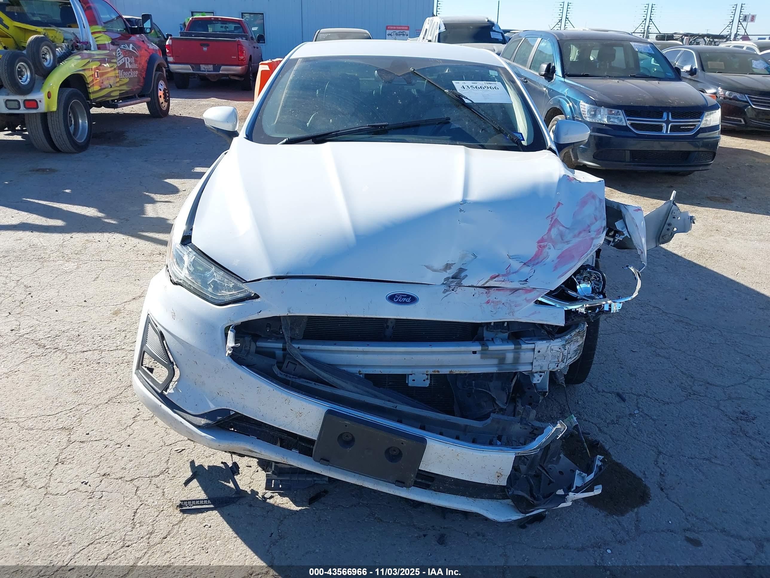 FORD FUSION image 6