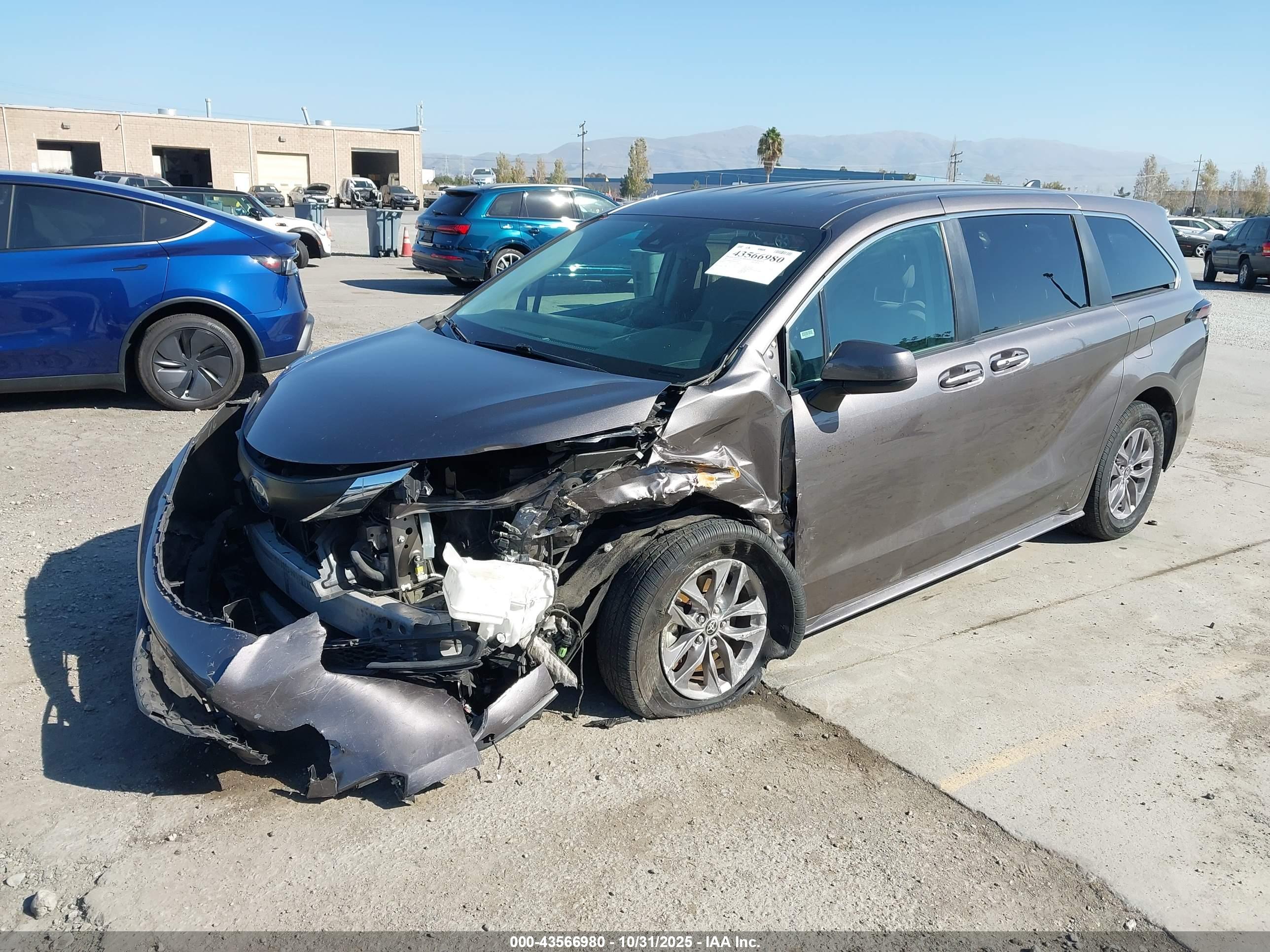 TOYOTA SIENNA image 2