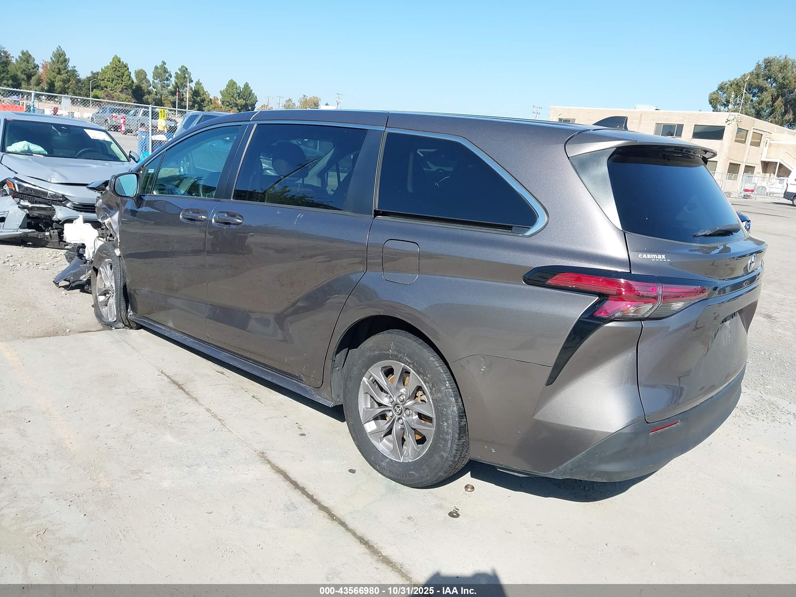 TOYOTA SIENNA image 3