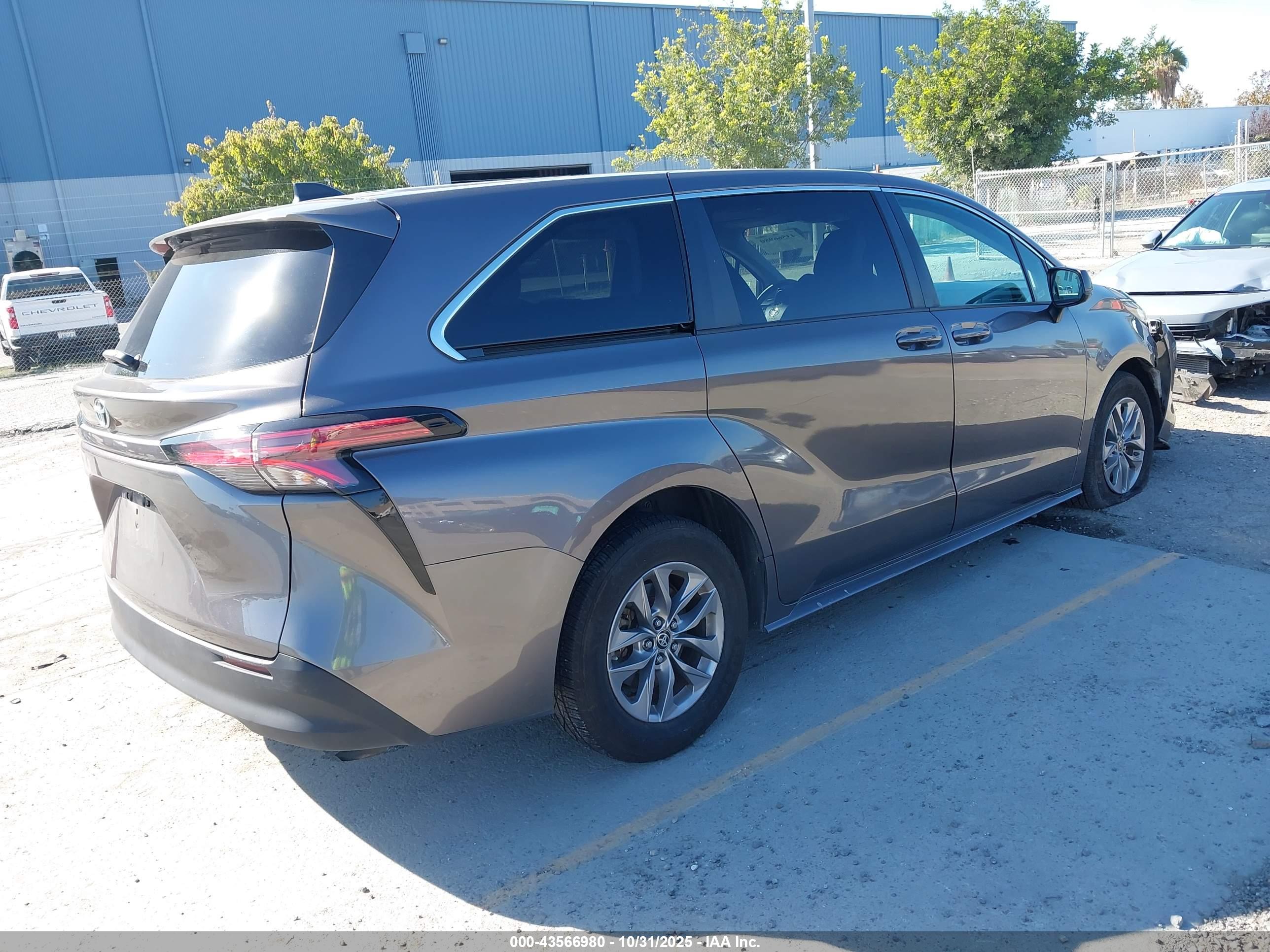 TOYOTA SIENNA image 4