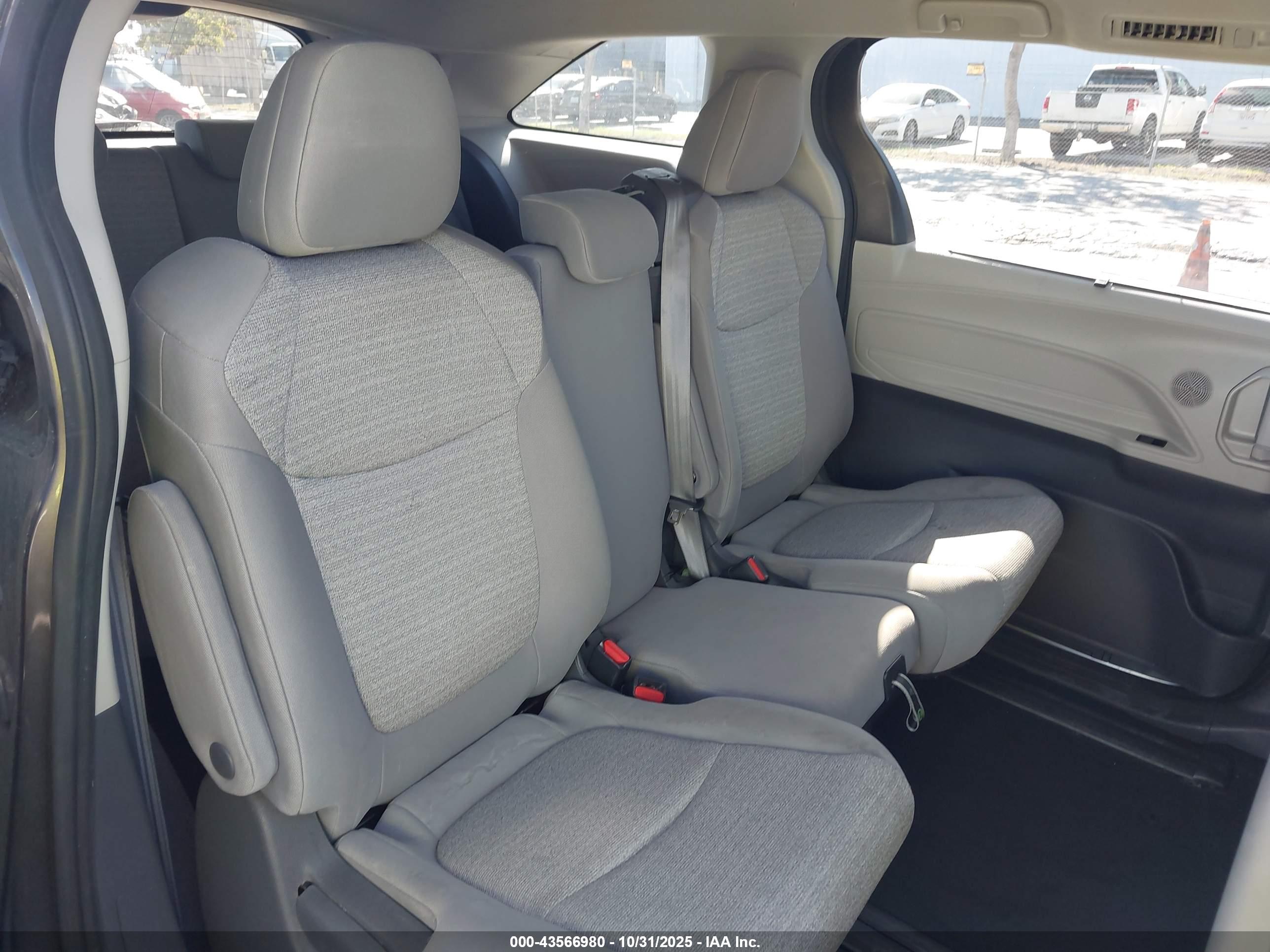 TOYOTA SIENNA image 8