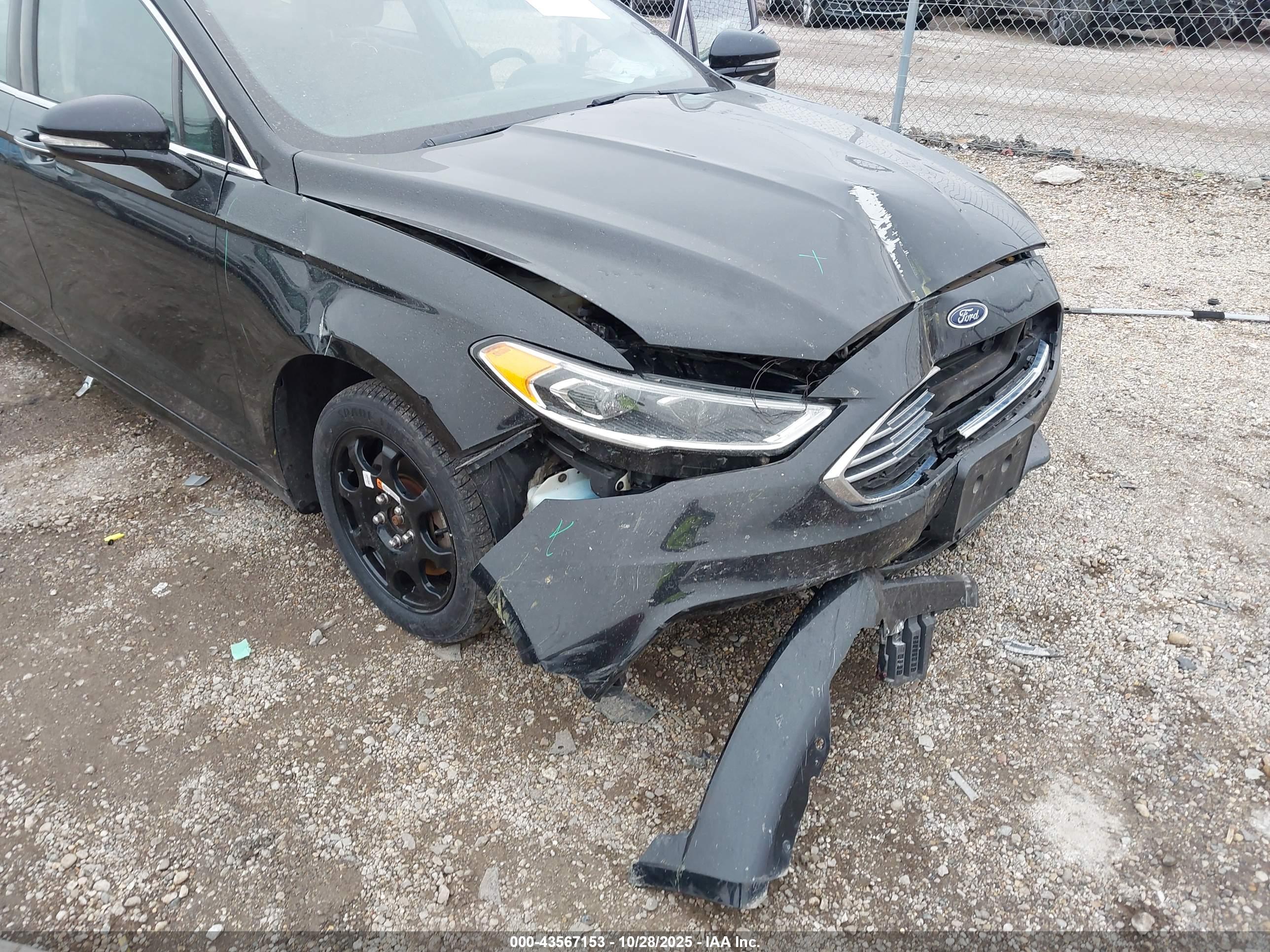 FORD FUSION image 6