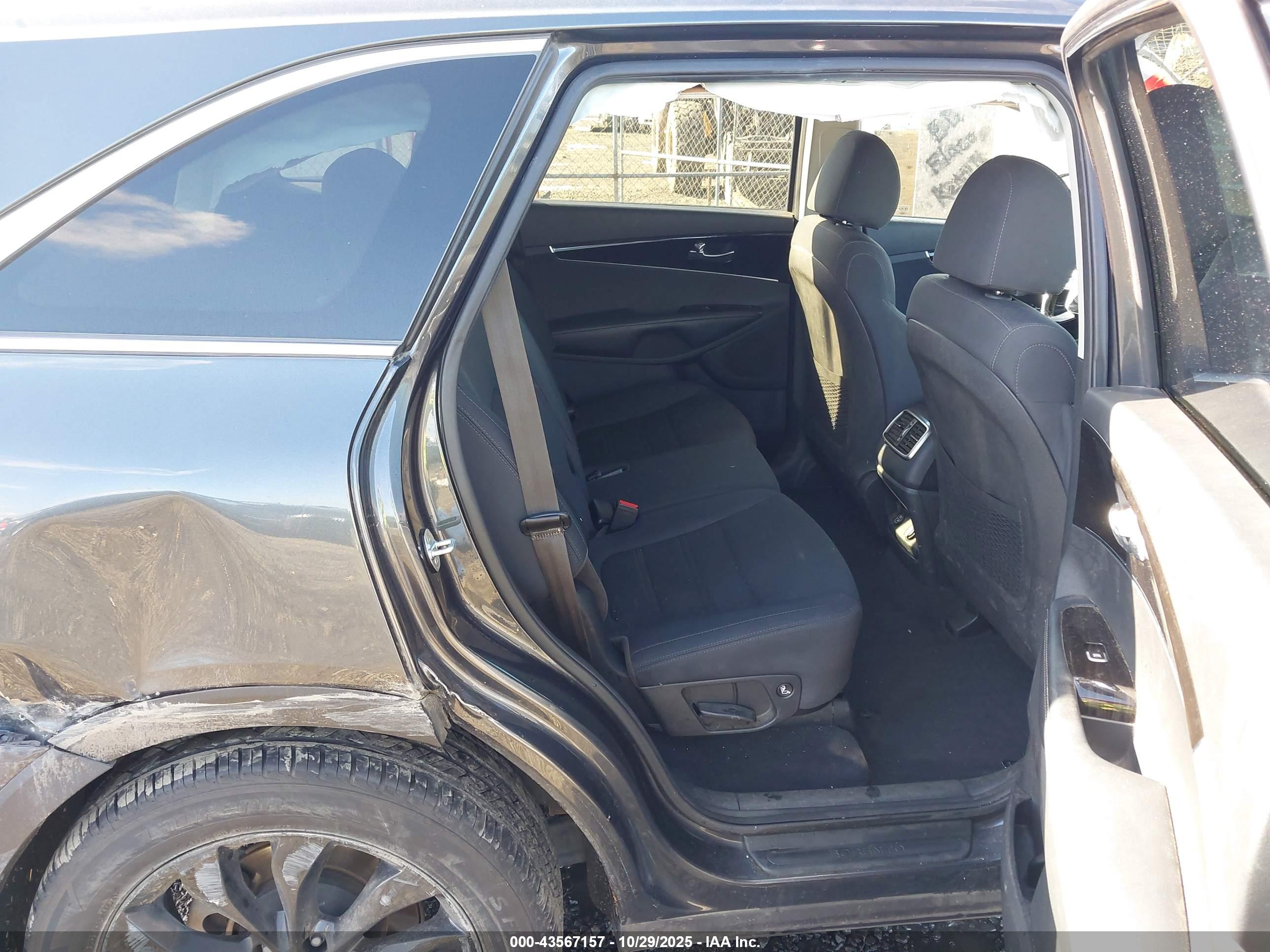 KIA SORENTO image 8