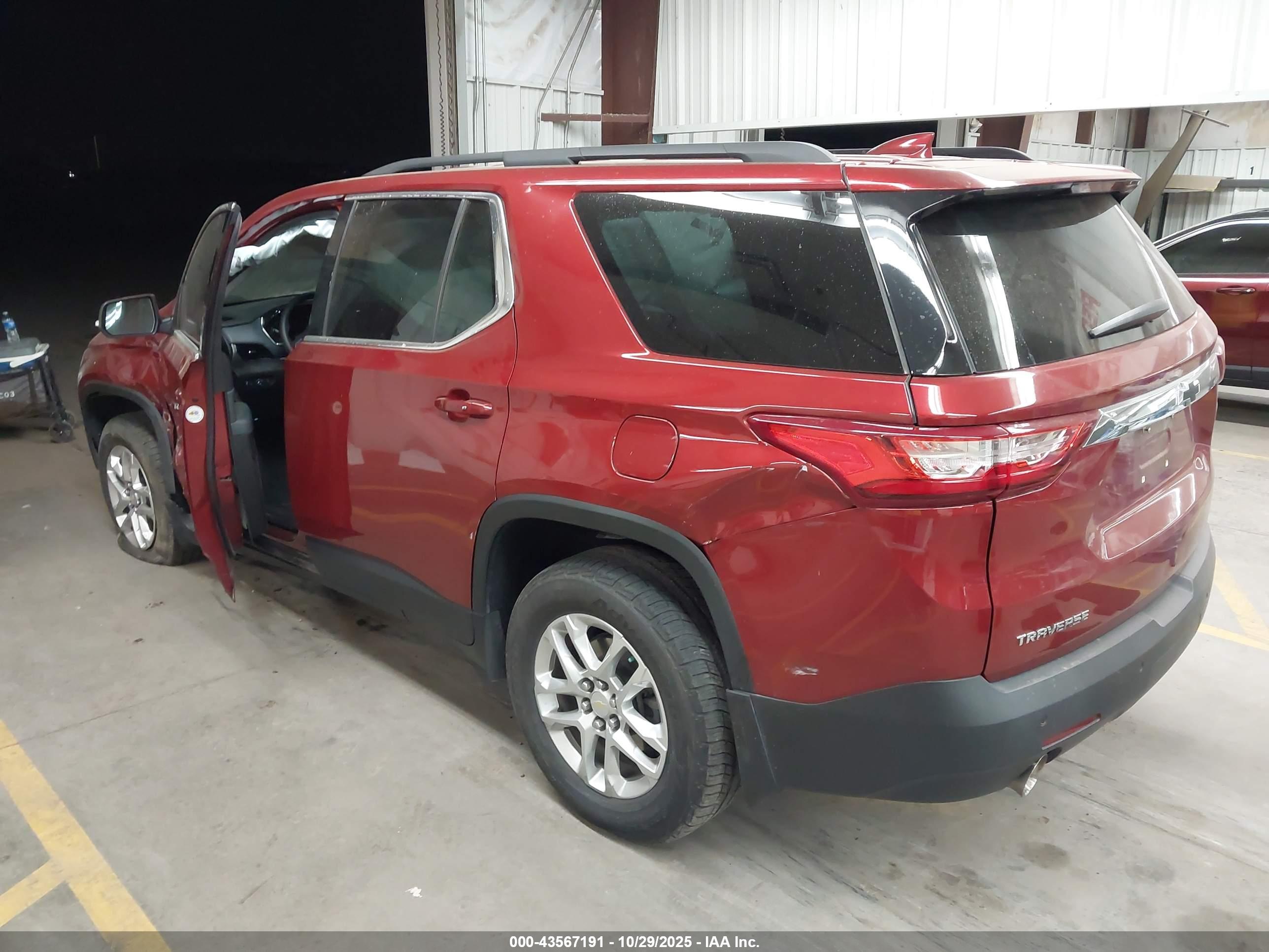 CHEVROLET TRAVERSE image 3