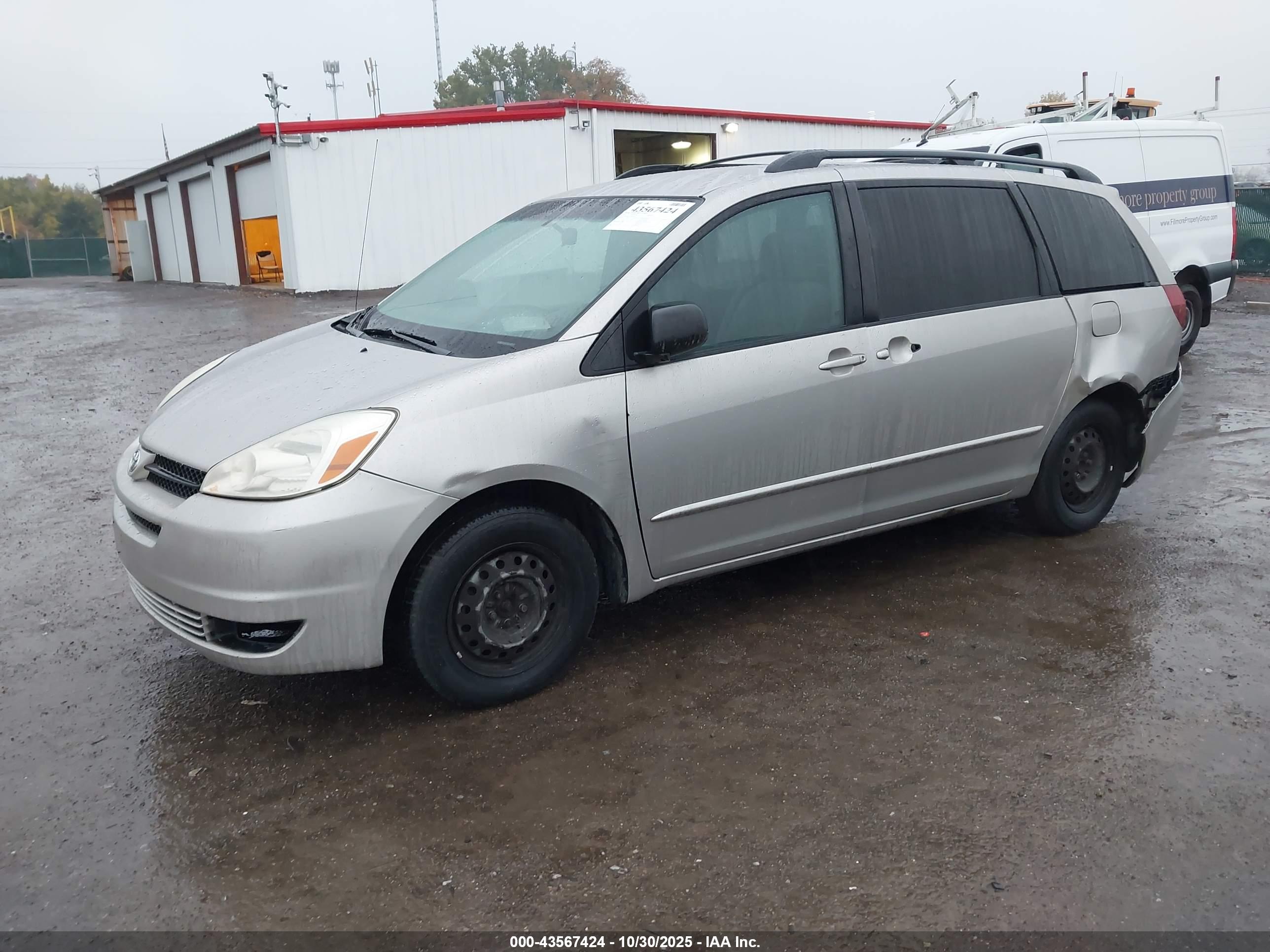 TOYOTA SIENNA image 2