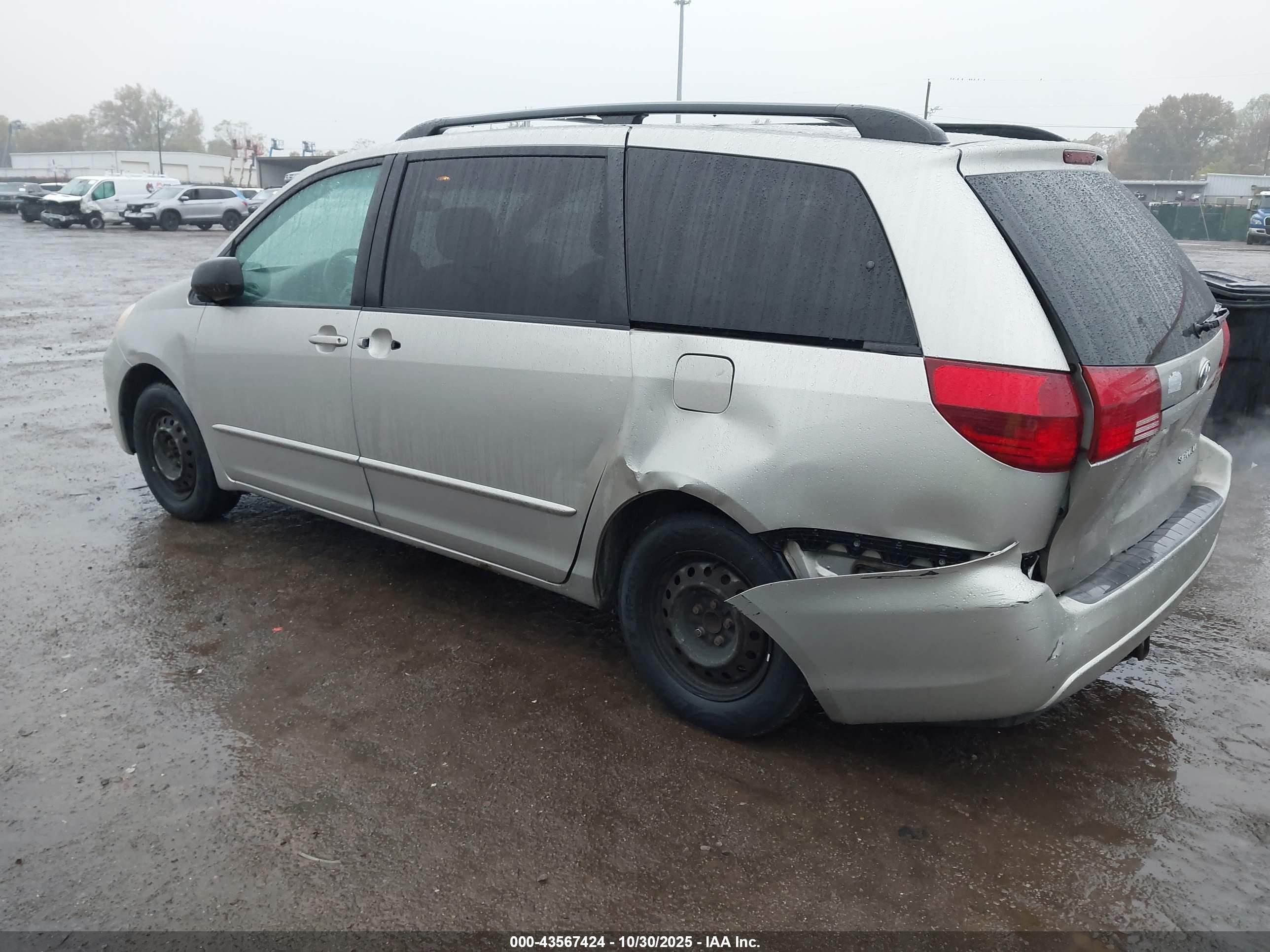 TOYOTA SIENNA image 3