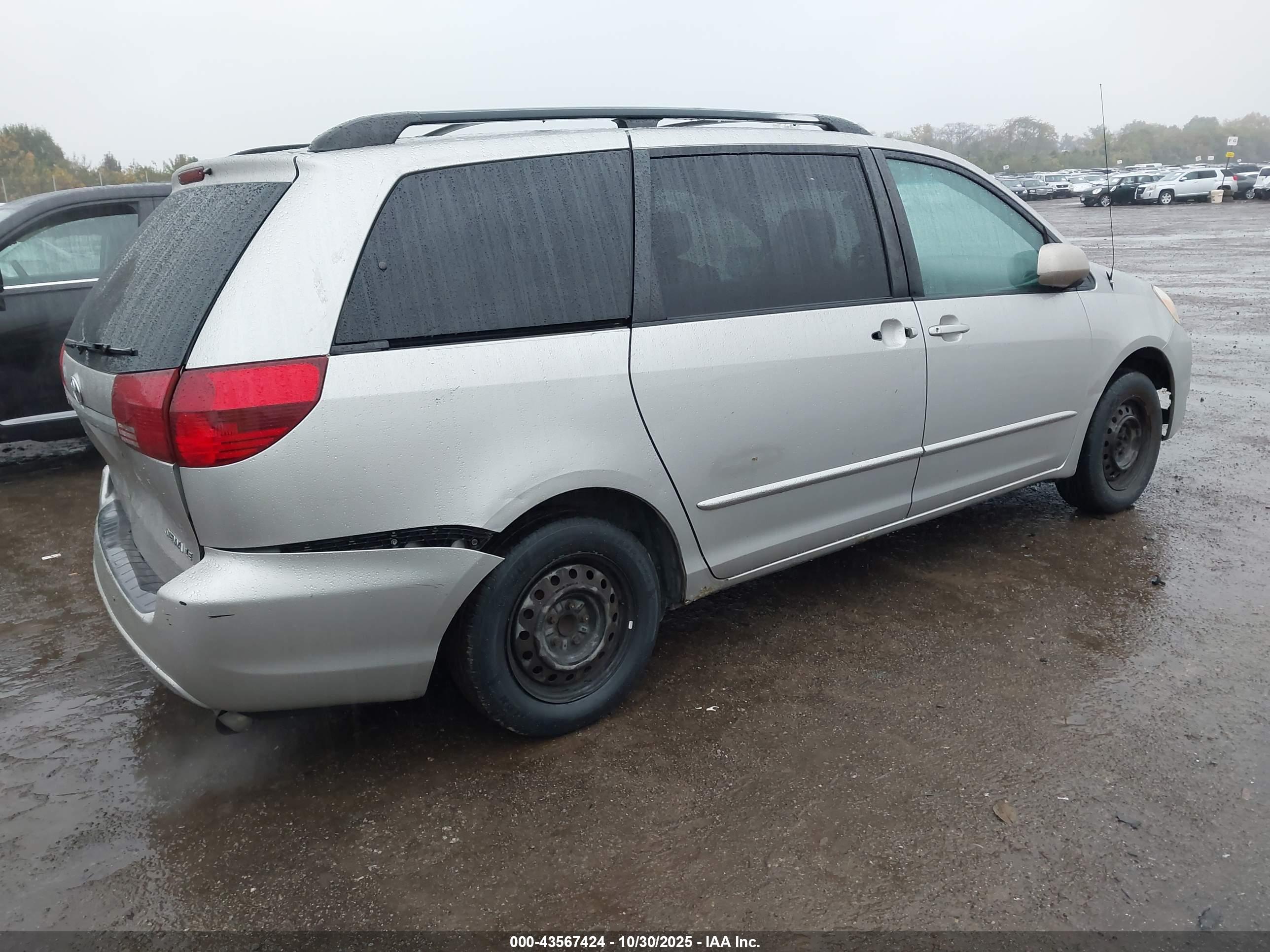 TOYOTA SIENNA image 4