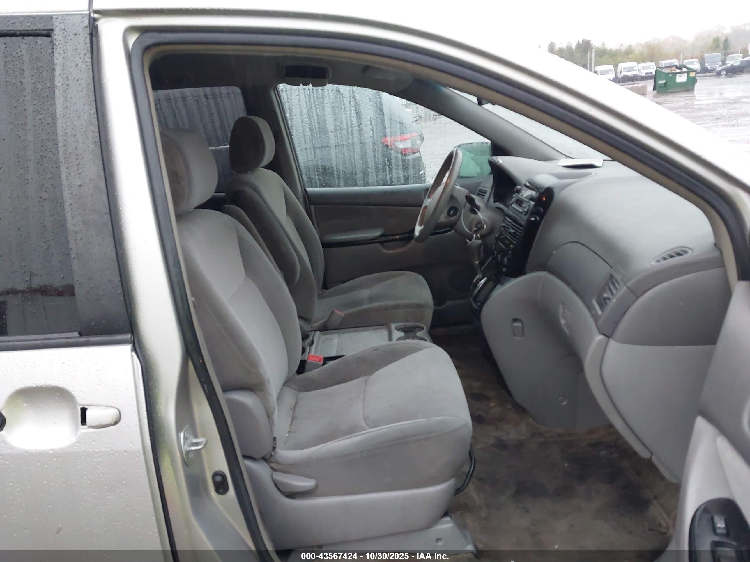 TOYOTA SIENNA image 5