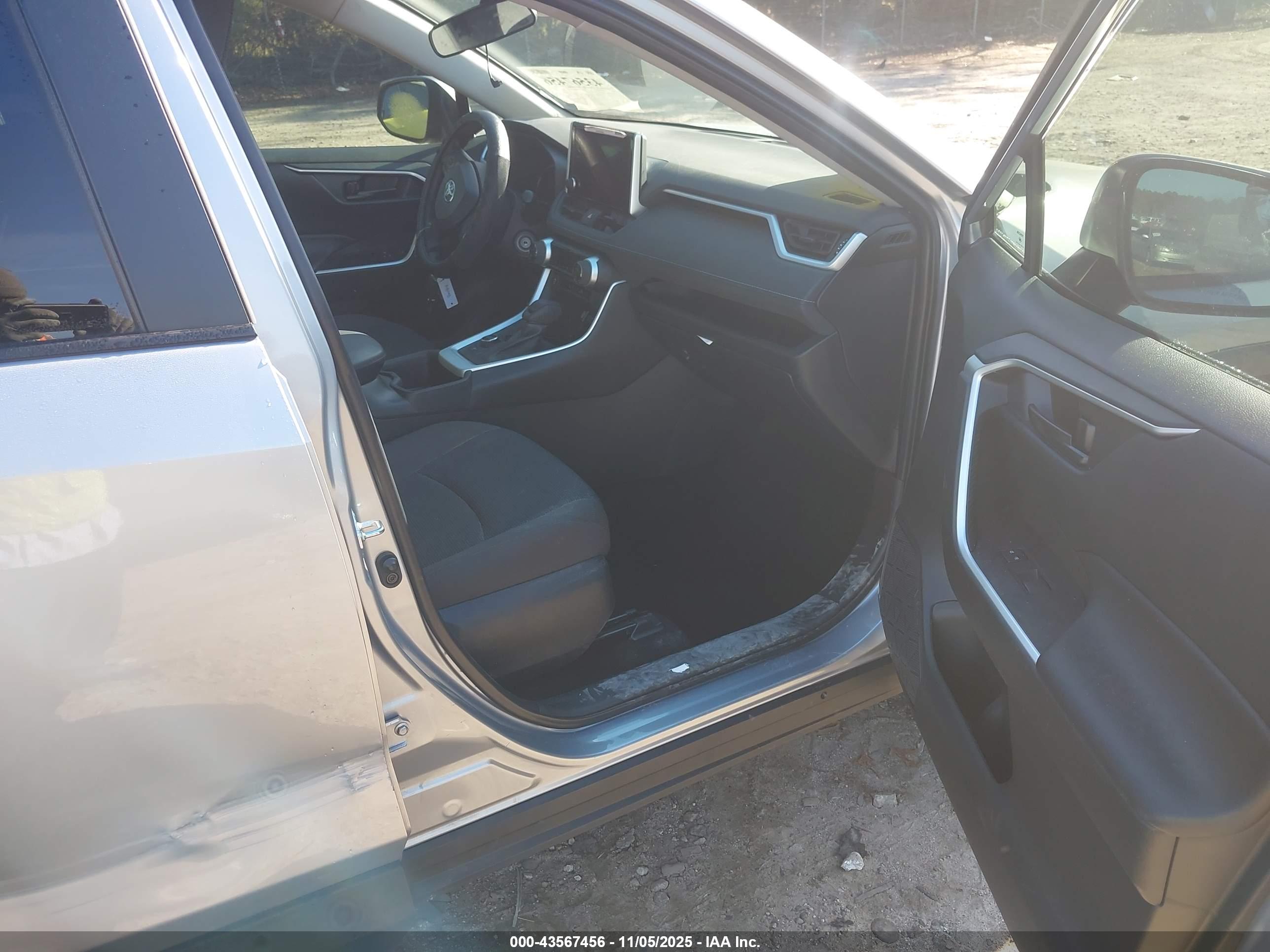 TOYOTA RAV4 image 5