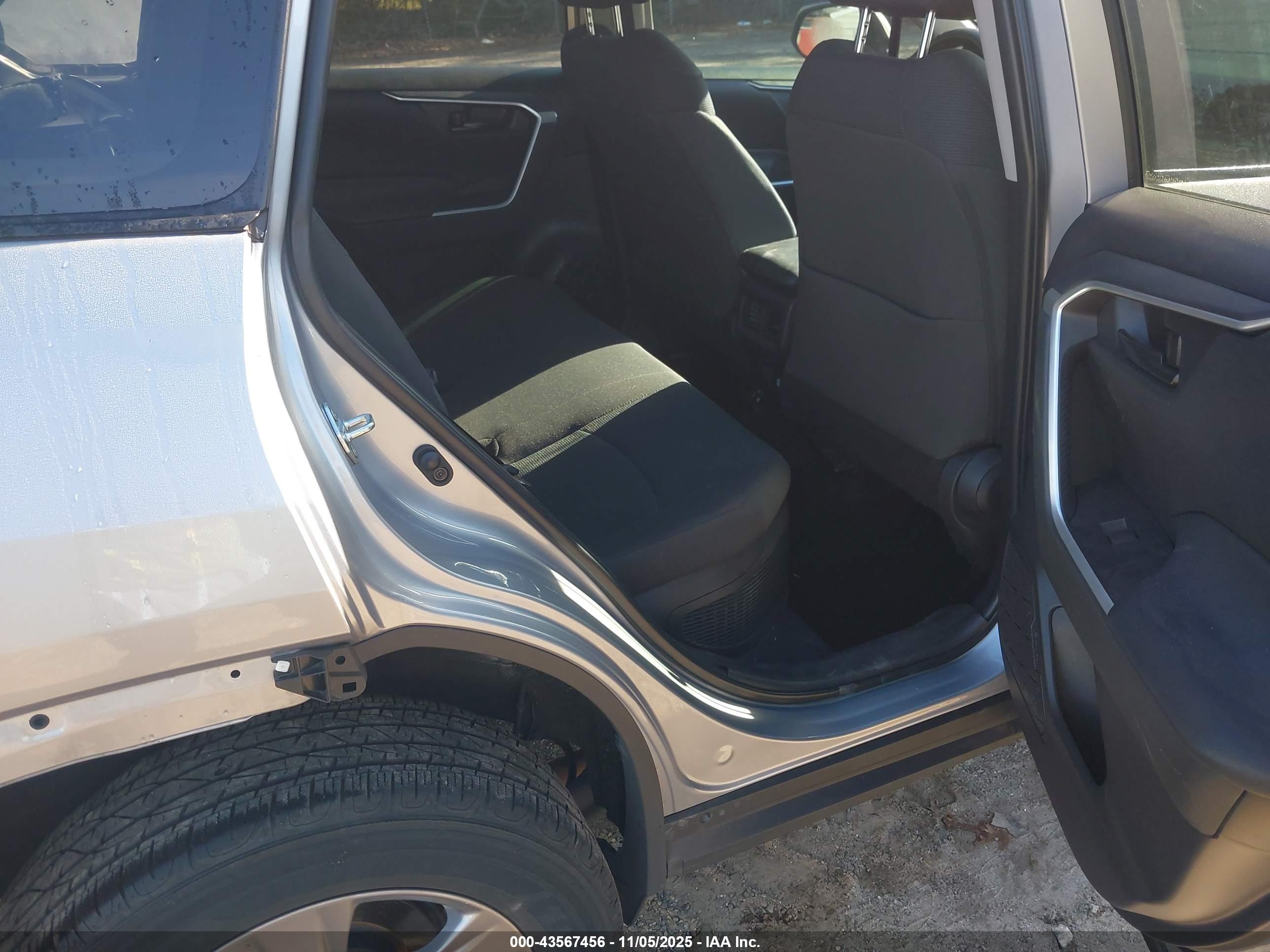 TOYOTA RAV4 image 8