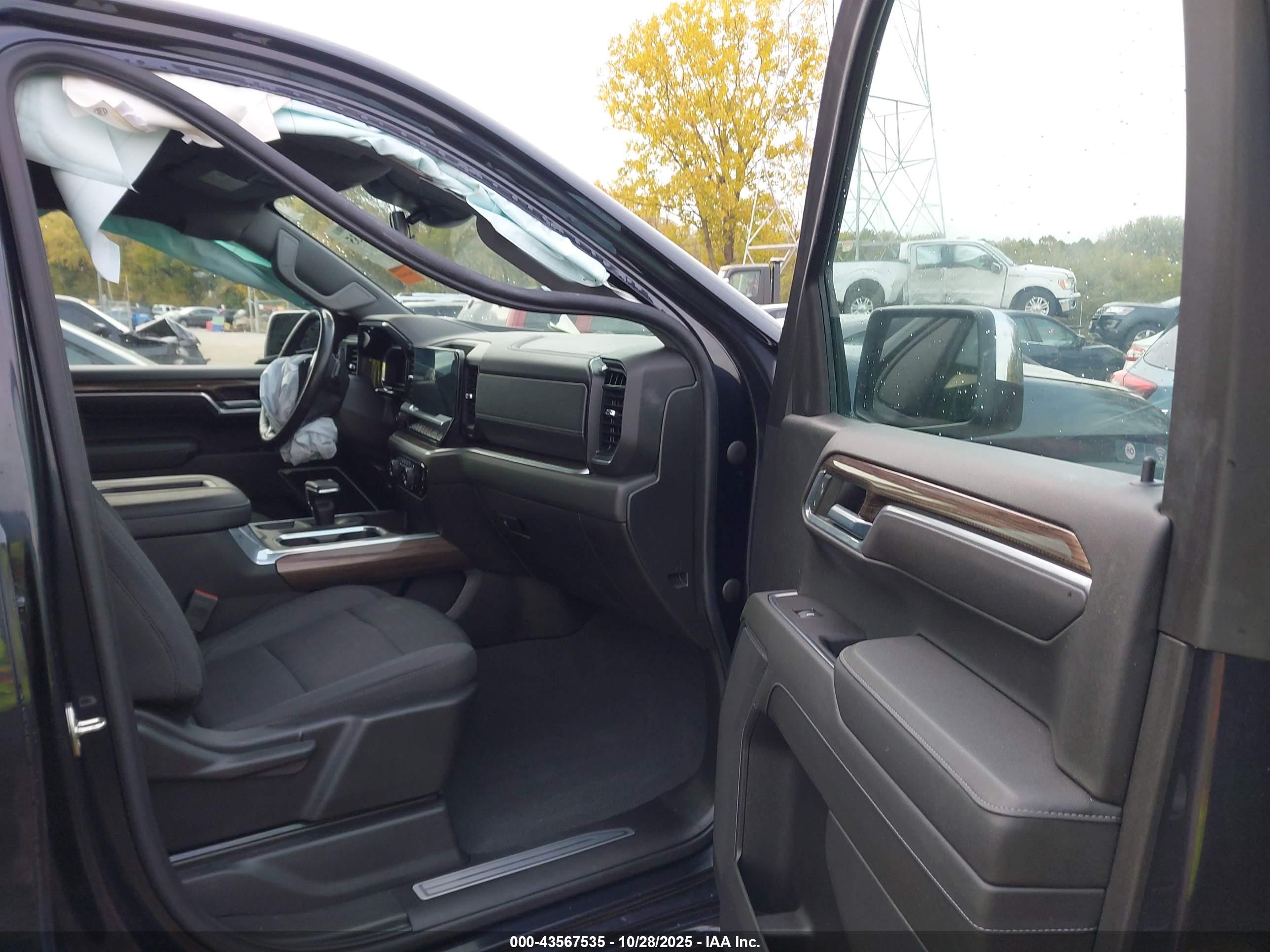 CHEVROLET SILVERADO image 5