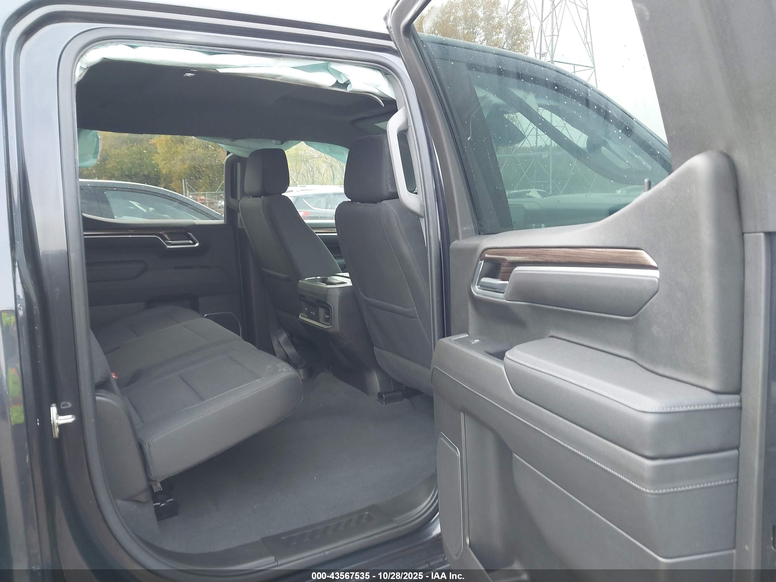 CHEVROLET SILVERADO image 8