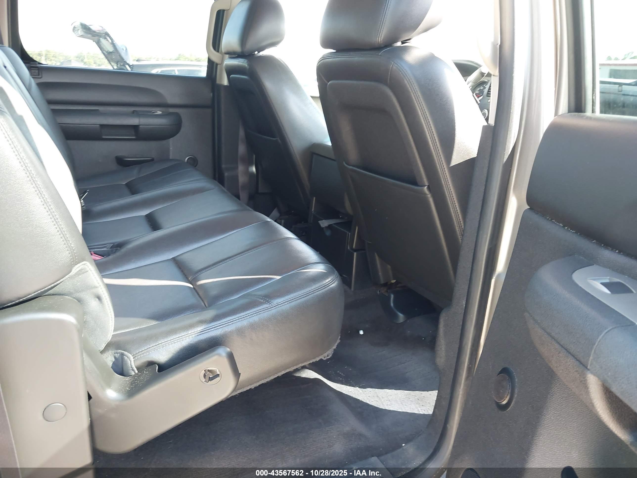 CHEVROLET SILVERADO image 8